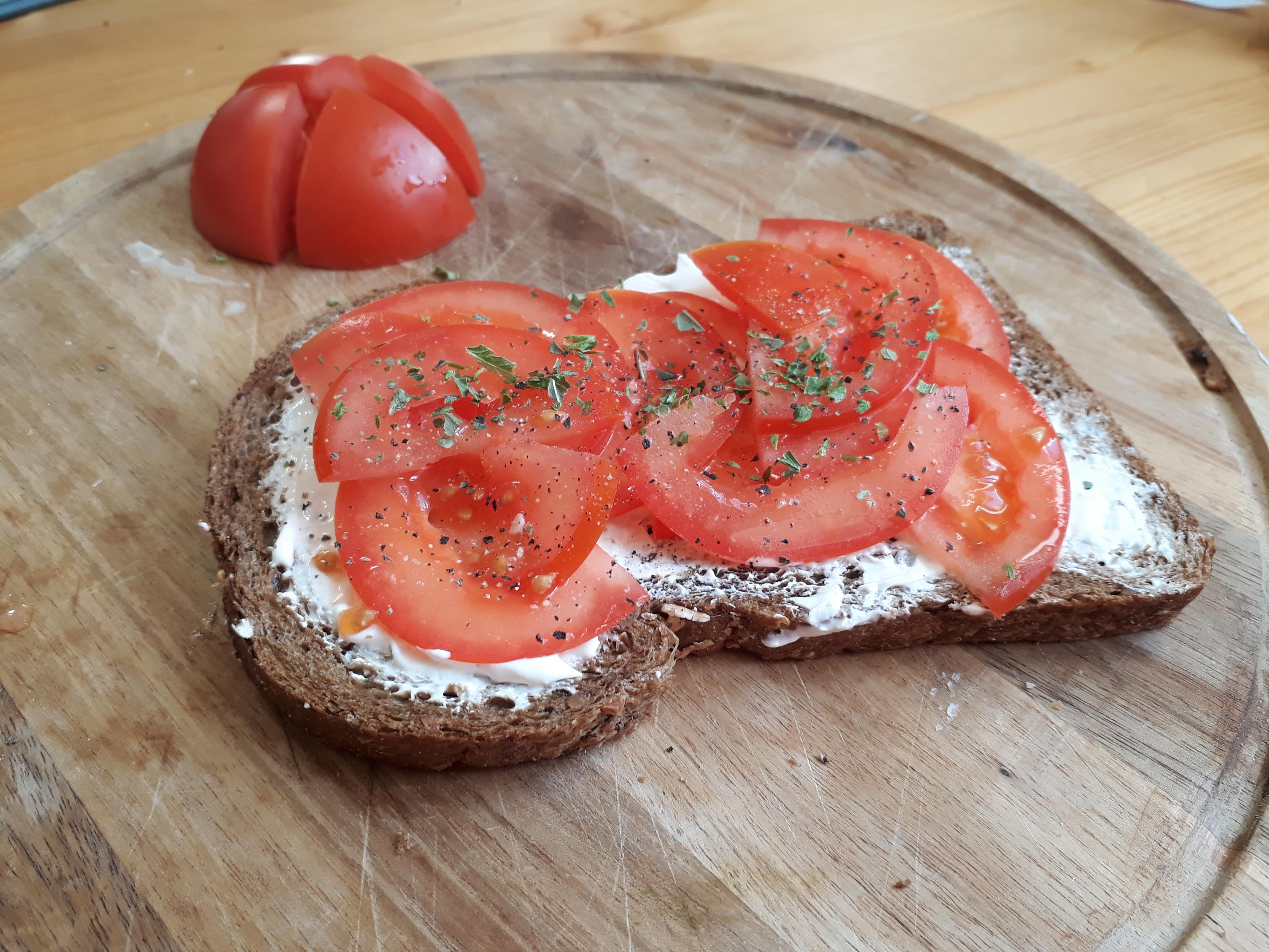 [Homemade] Waldkorn bread with cream cheese, tomato, pepper and some dried herbs r/food