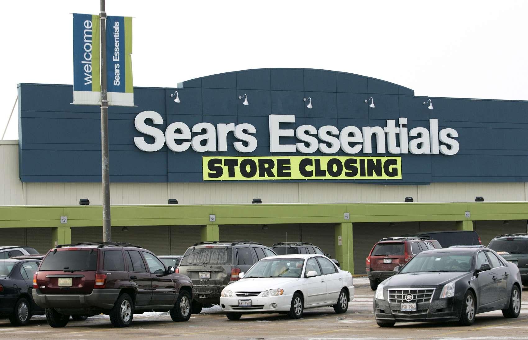 Unusual Sears Essentials signage (Rockford, IL) Closed in 2011 r/SEARS
