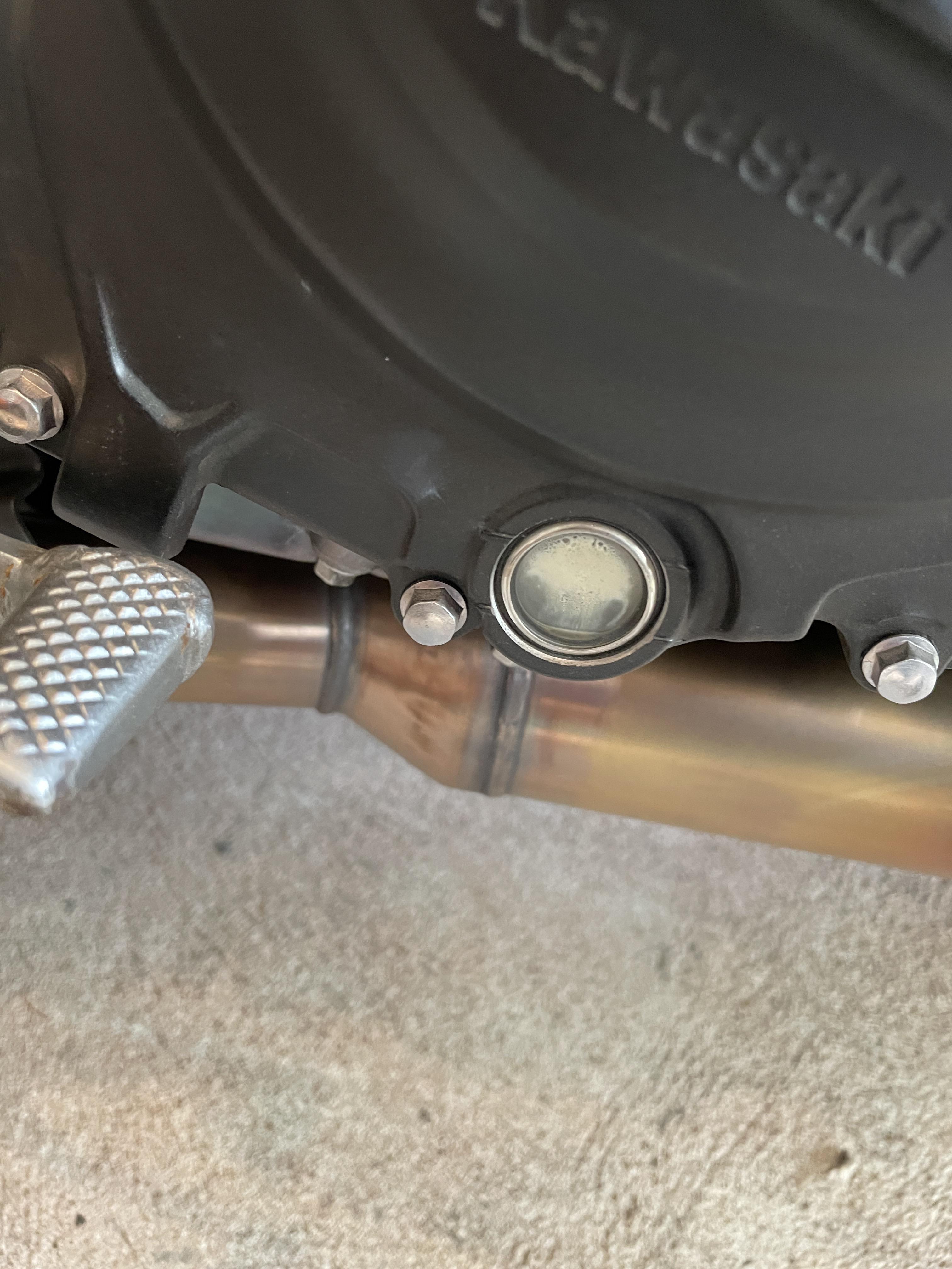 Is this oil glass sight normal? 2k miles on z400. weather has been cold