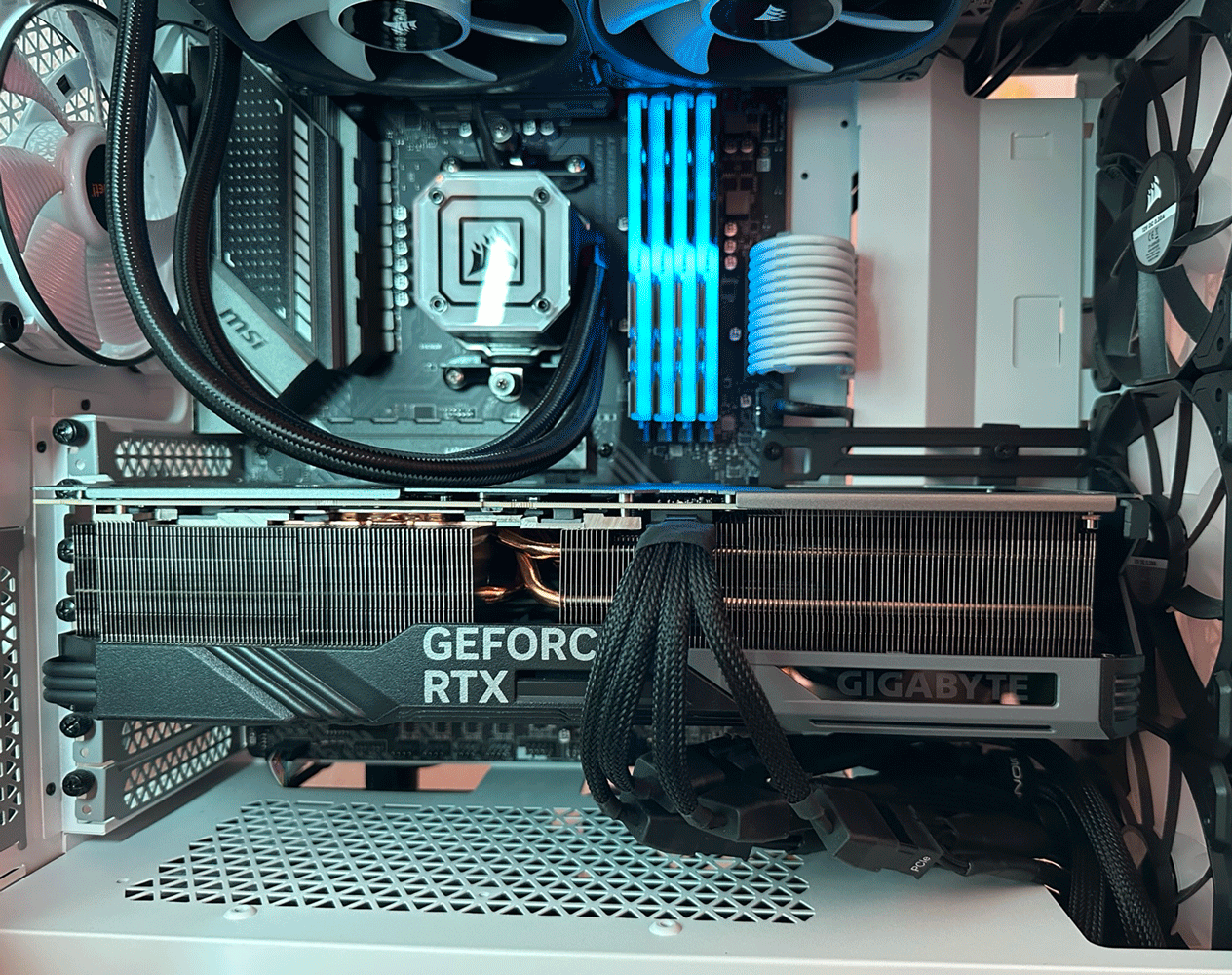 Gigabyte 4090 Gaming OC in Corsair 4000X Gallery + Bracket and Power