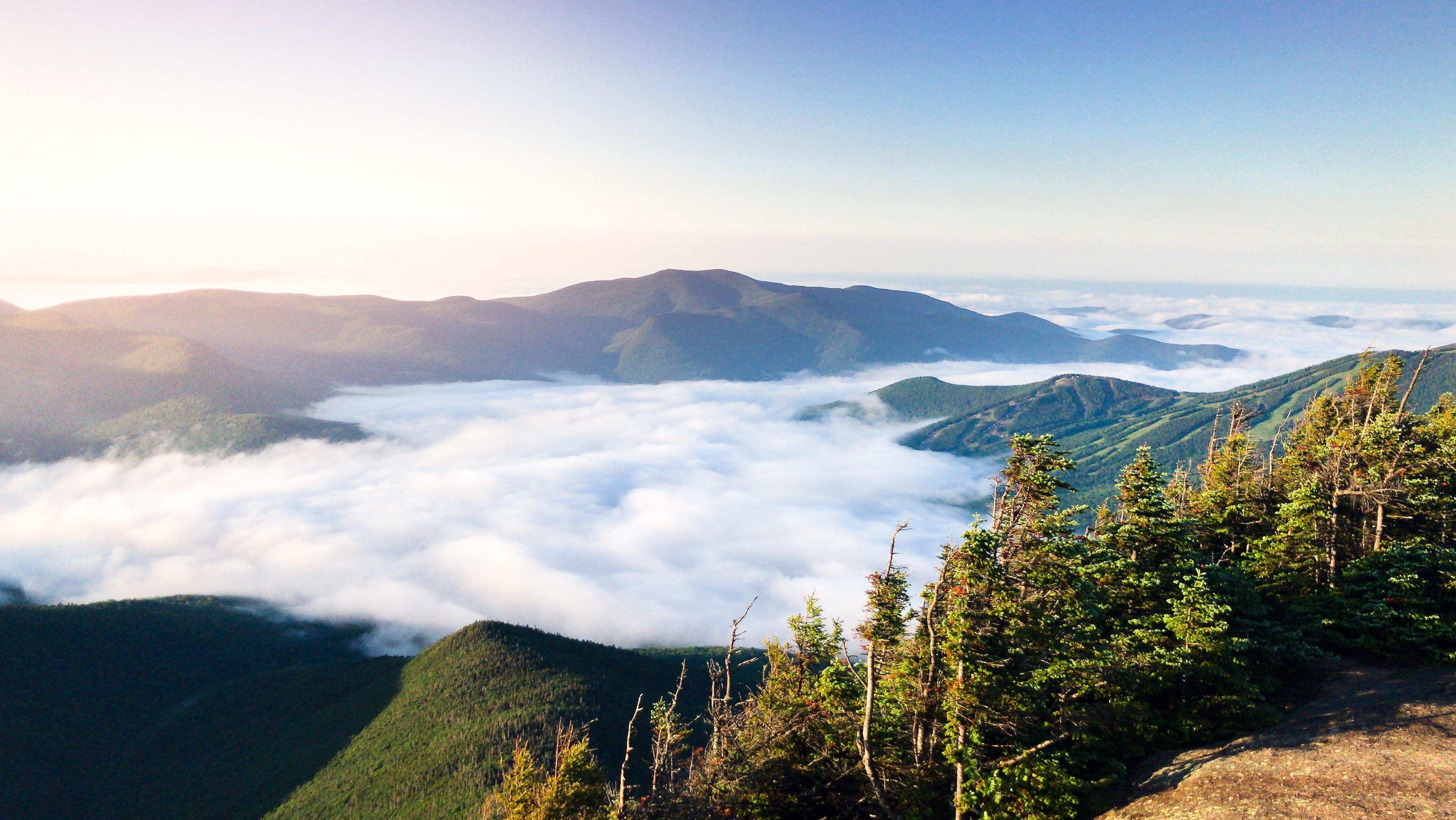 Sunrise on Mt. Osceola overlooking Waterville Valley, White Mountain National Forest, NH. r/hiking