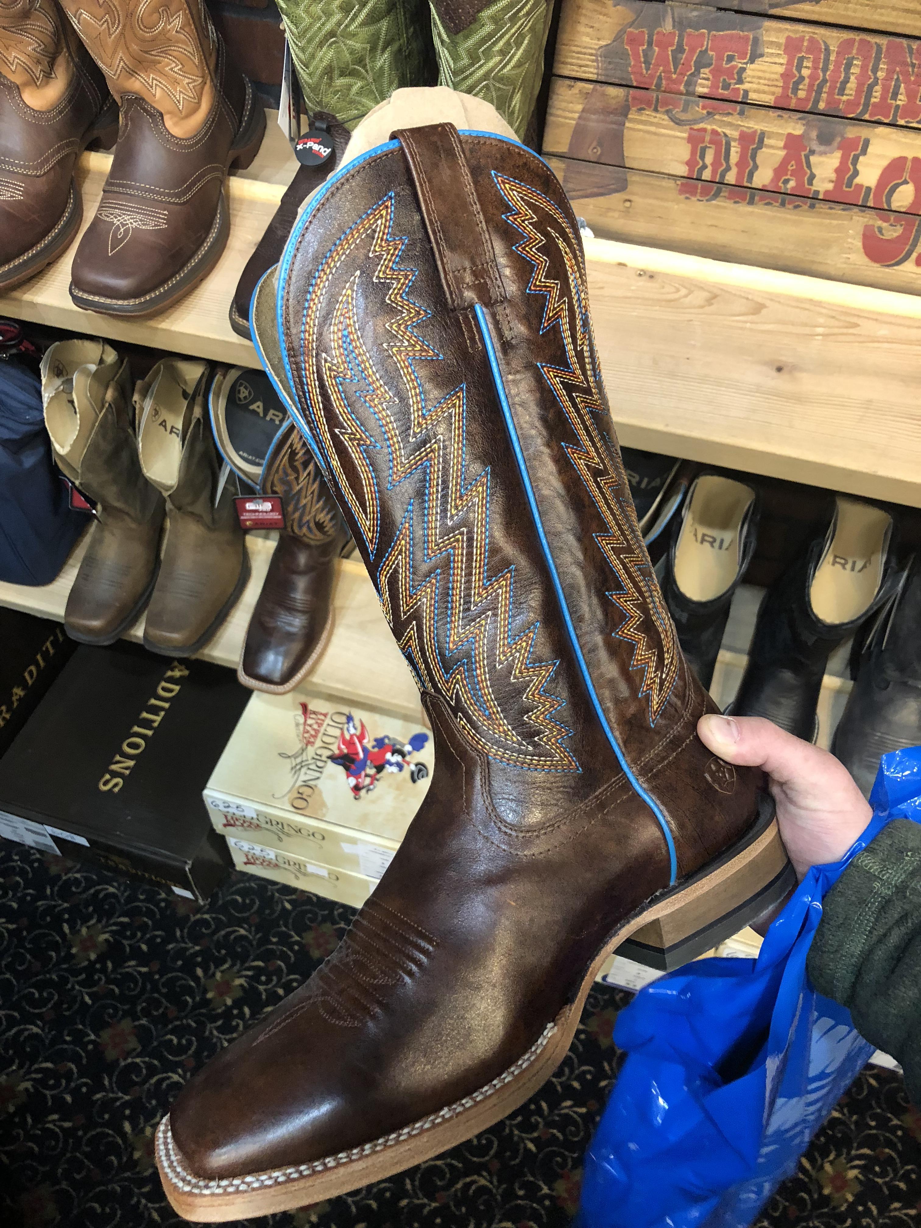 Can anyone help ID what kind of ariat boots these are? r/cowboyboots