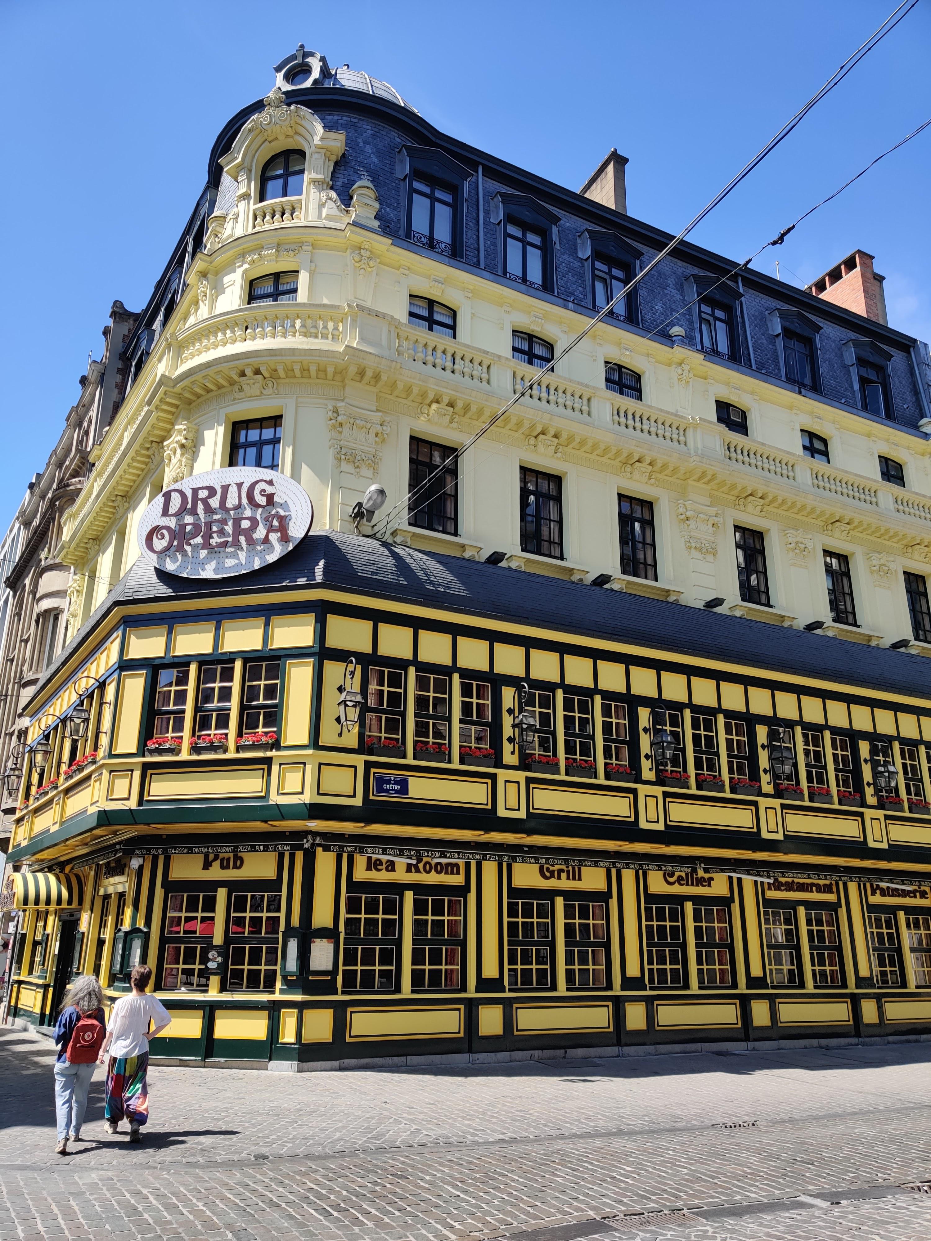 A store in Brussels, Belgium r/ArchitecturalRevival