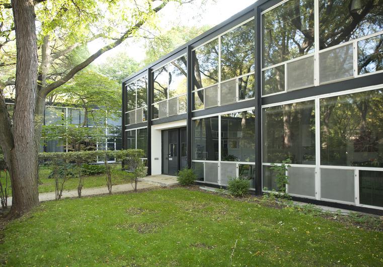 Mies Van der Rohe's Lafayette Park townhouses. Detroit MI. r/midcentury