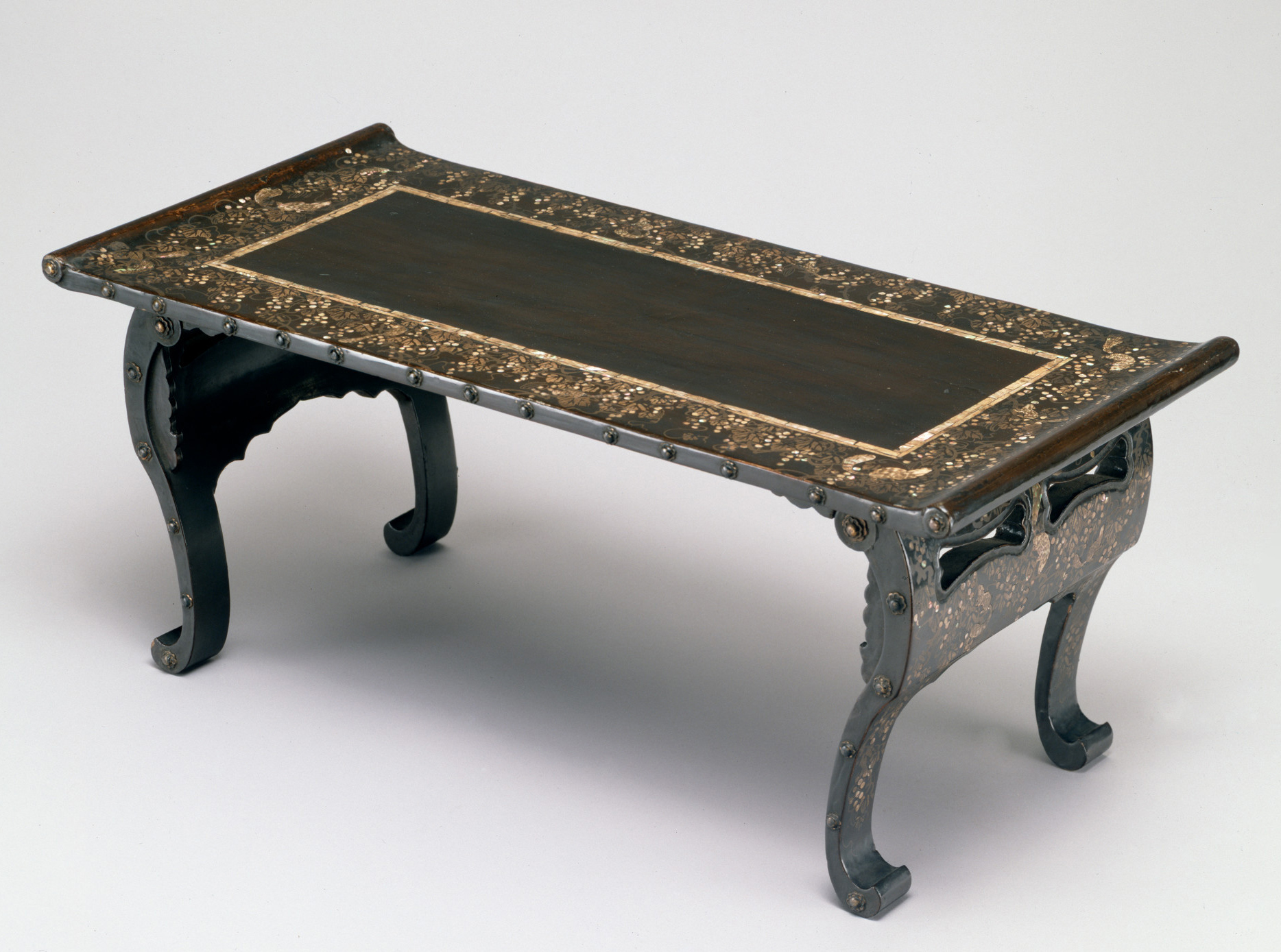 Portable writing table with motherofpearl border. Ryukyu, Japan, 17th