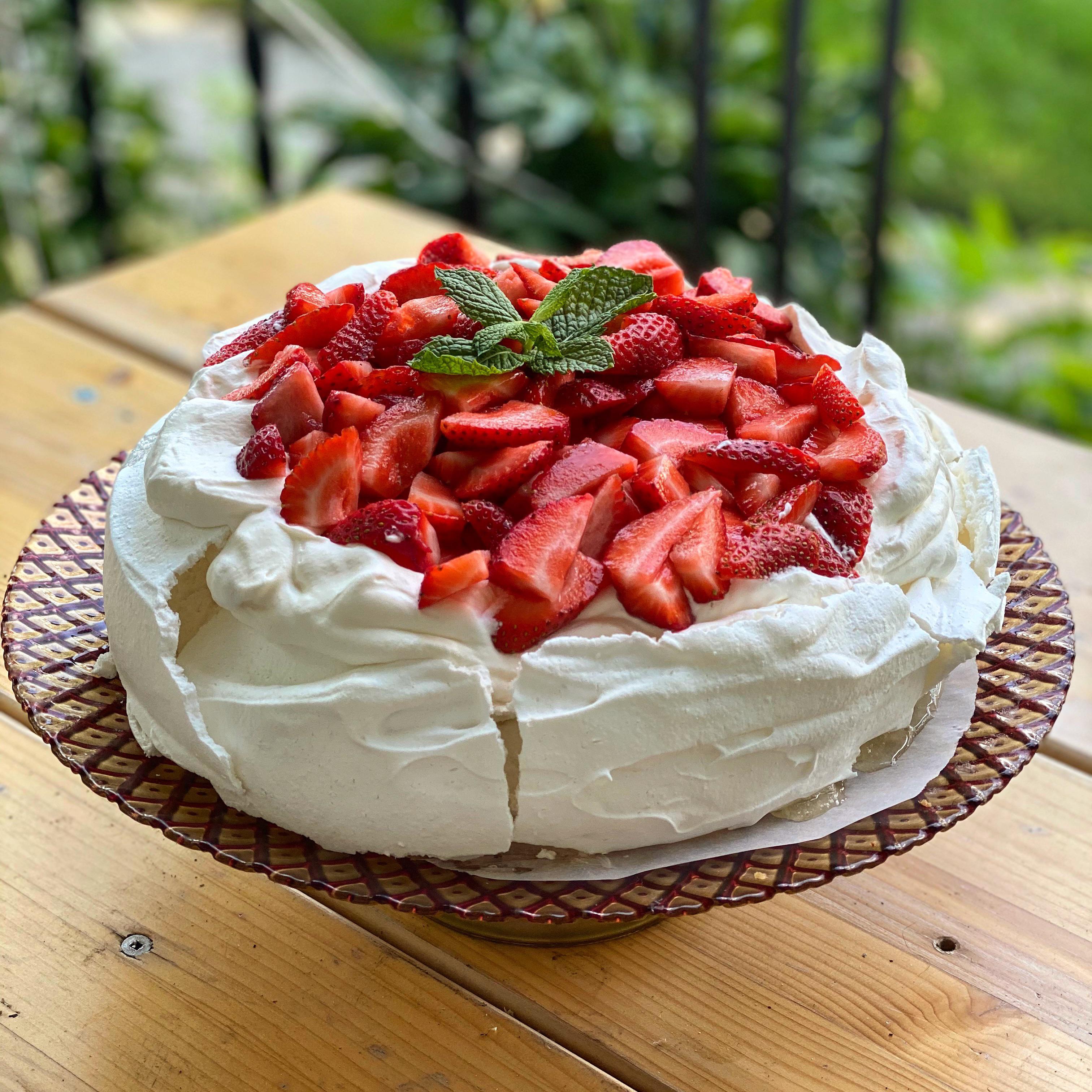 [Homemade] Pavlova with whipped cream and strawberries r/food