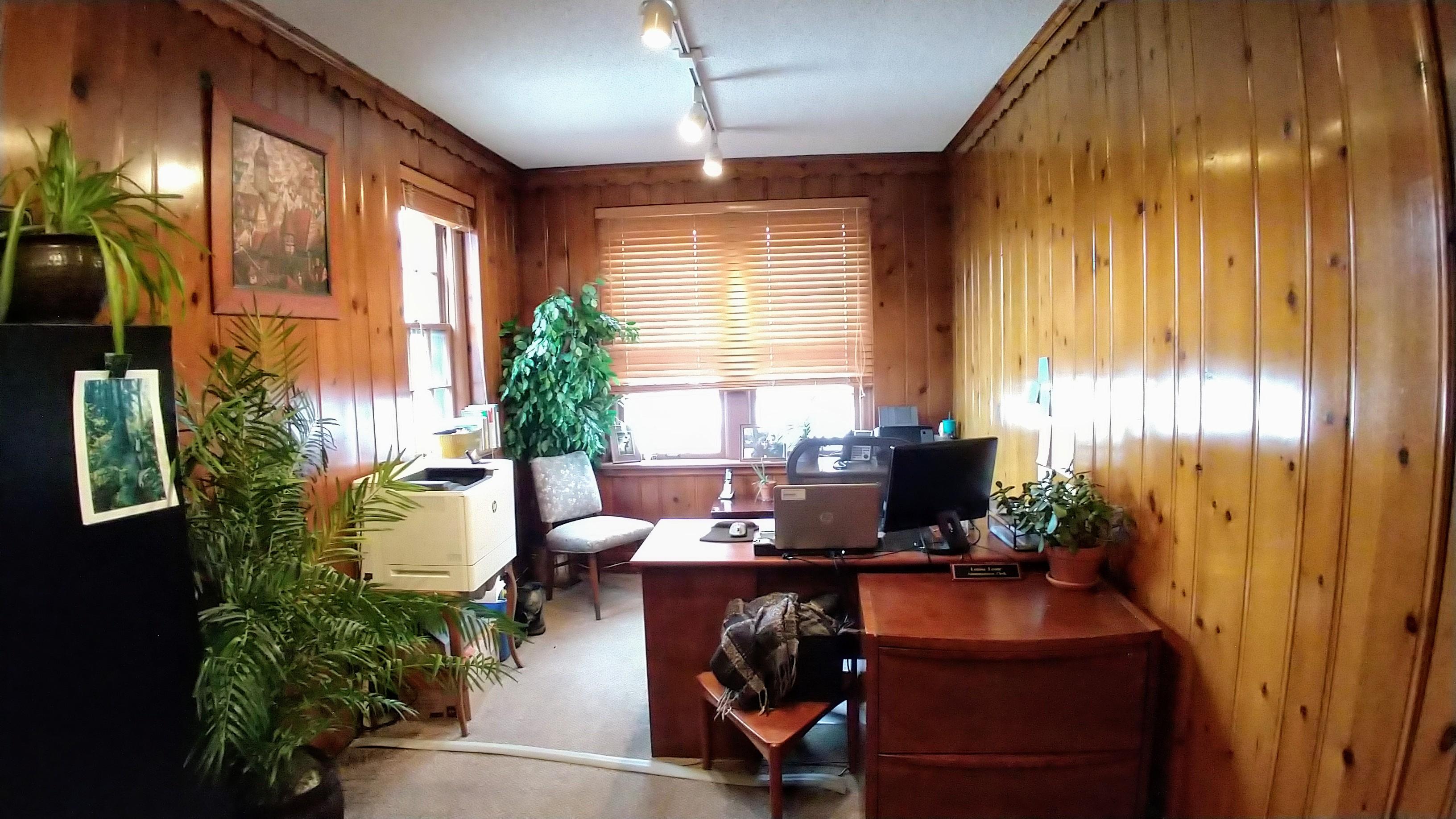 My office above a funeral home in Saint Paul, MN r/AmateurRoomPorn