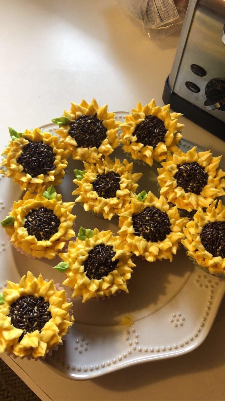 Sunflower cupcakes. I’m finally improving my piping skills! r/Baking