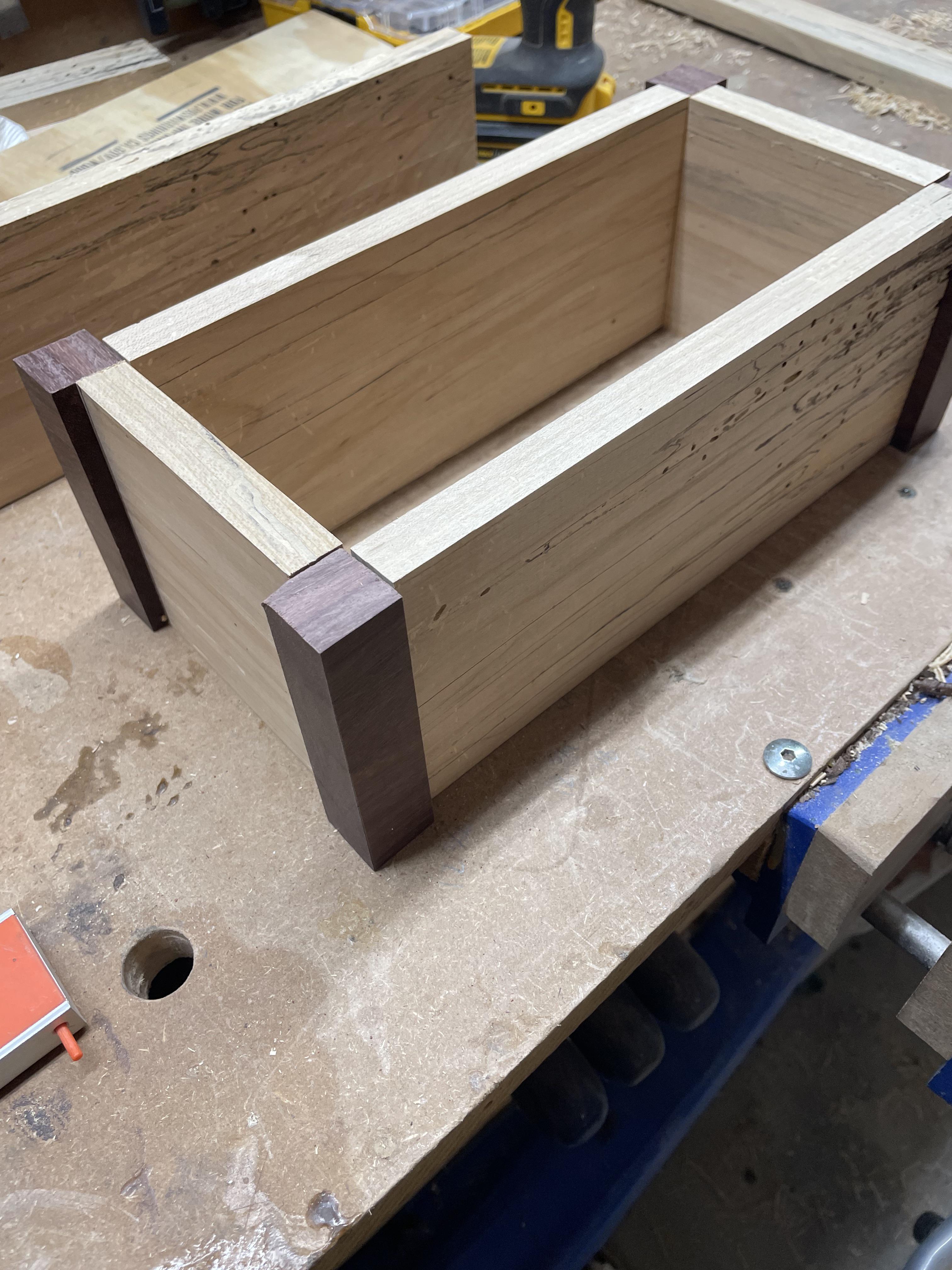 I’m stuck… what’s the best way to join these corners? r/woodworking