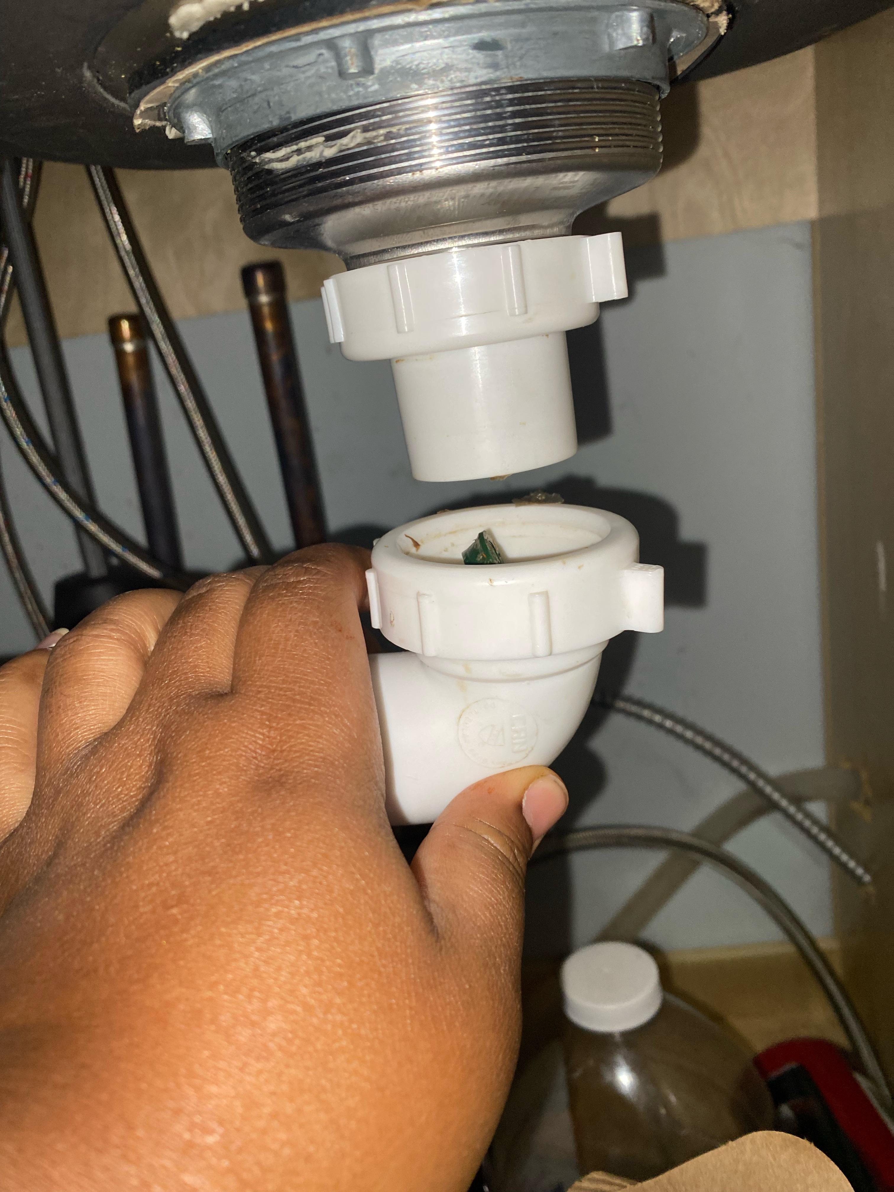 Kitchen sink drain pipe keeps disconnecting!! r/Plumbing