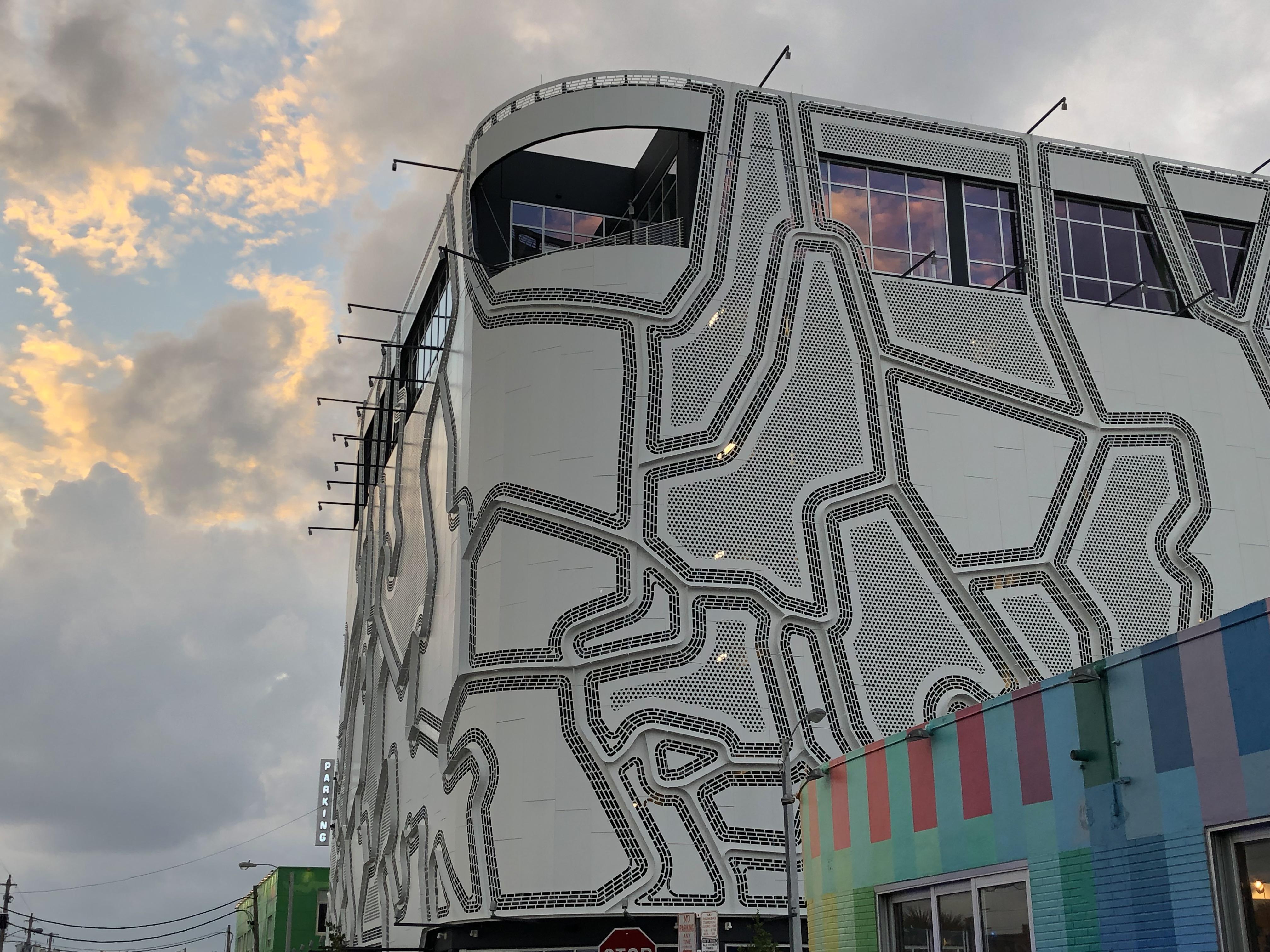 This parking garage in Miami, FL [OC] [1920 x 1080] r/ArchitecturePorn