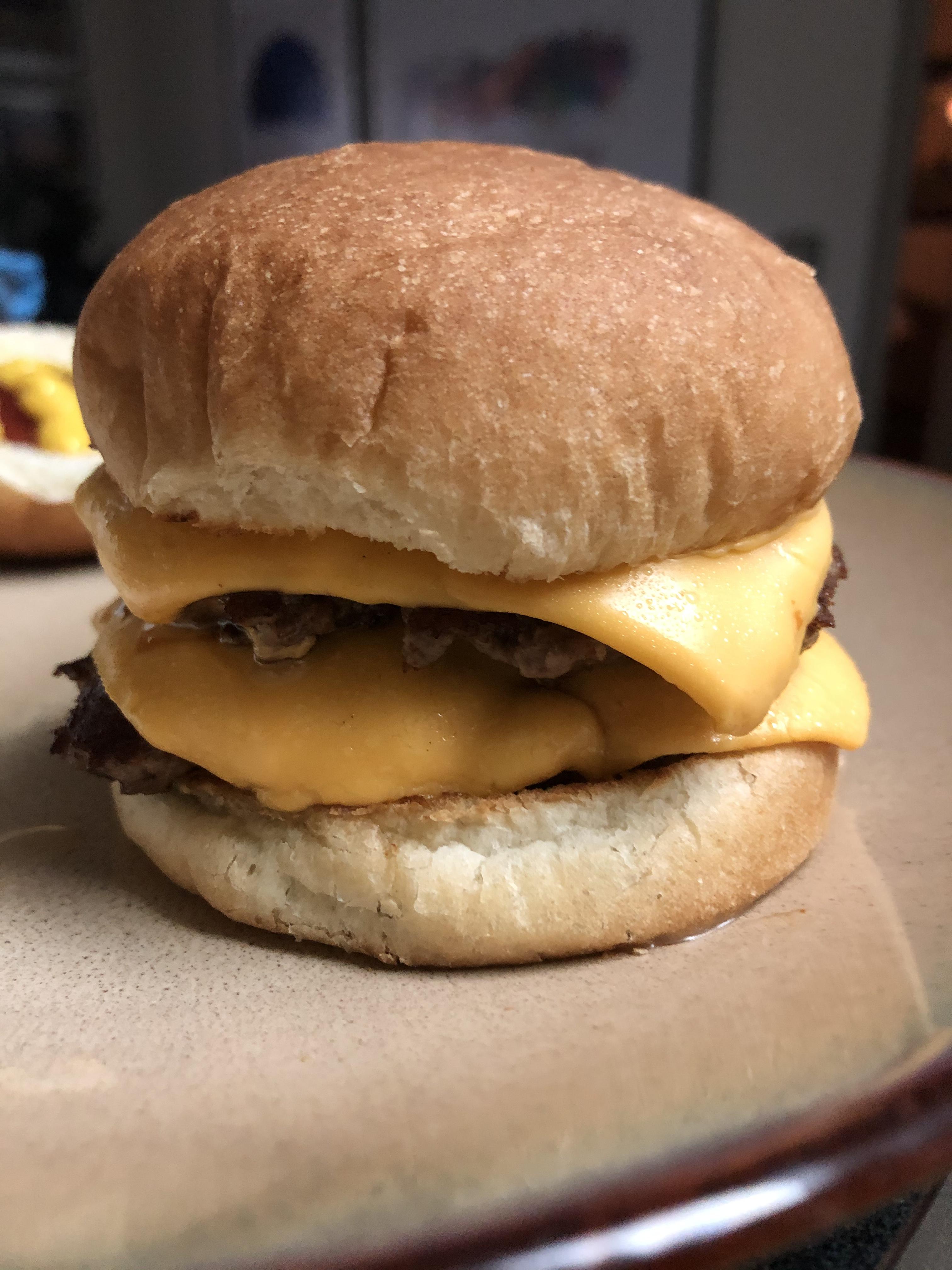 Cheeseburger! Cheeseburger! Cheeseburger! Pepsi no Coke. cheeseburgers