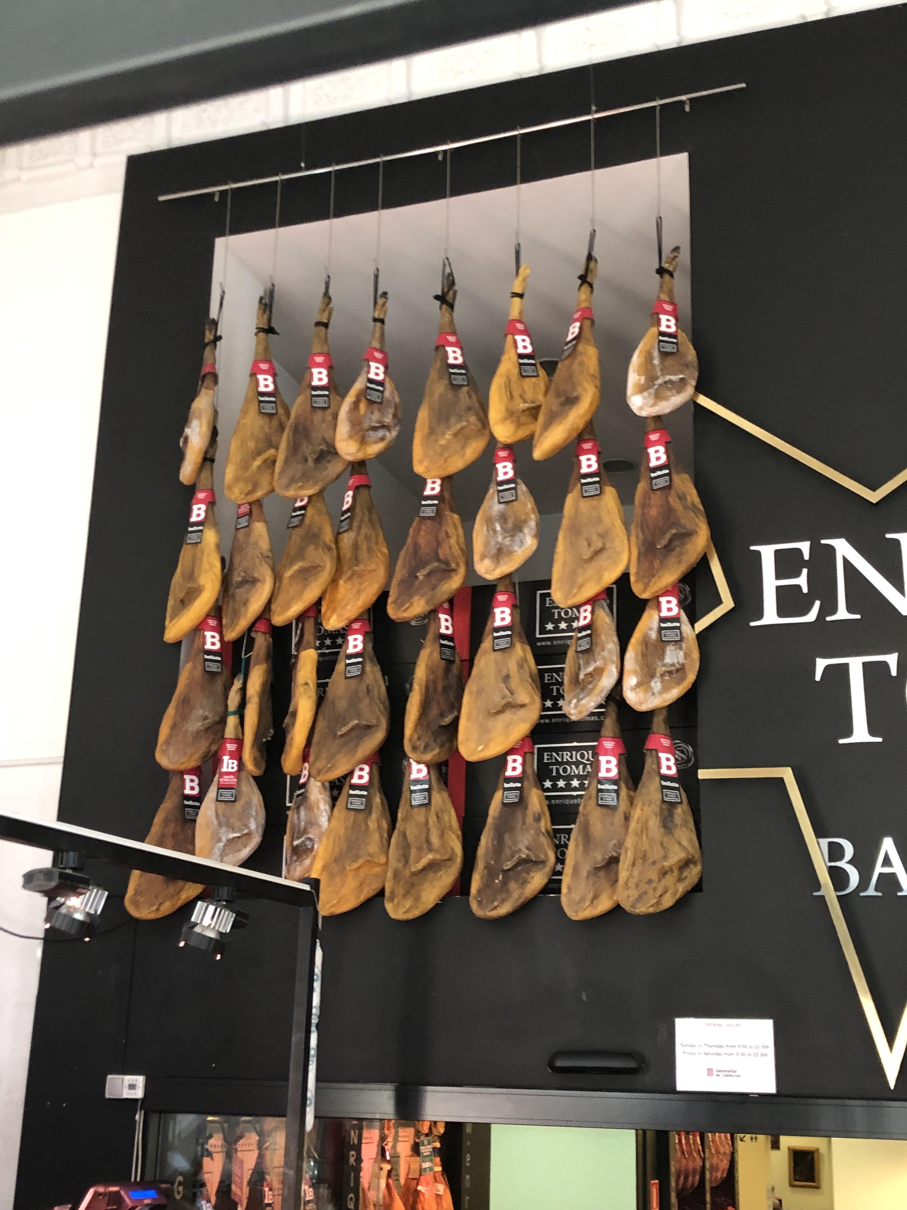 Guitar/mandolin shop in Barcelona r/misleadingthumbnails