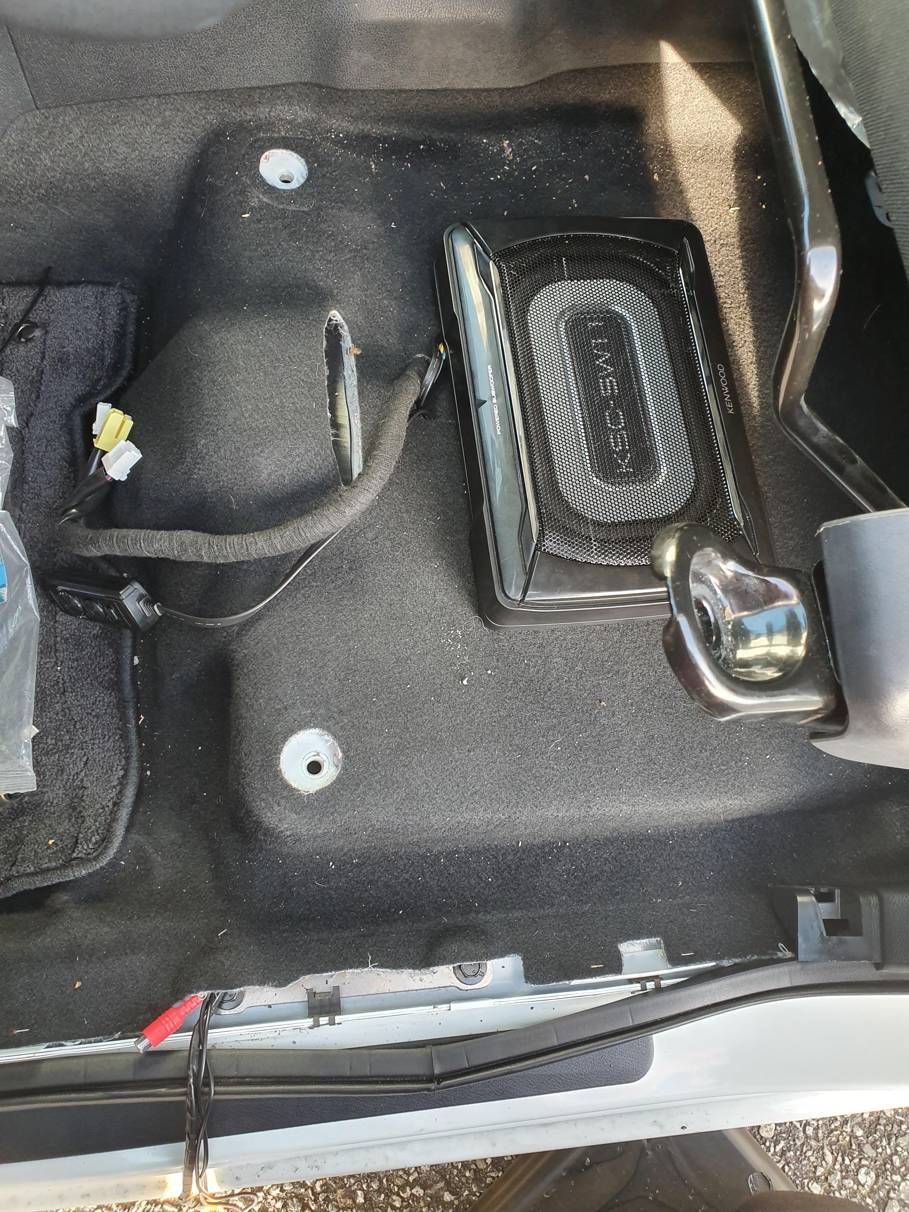 Earlier this week I put this Kenwood KSCSW11 in my GF's Leaf for a