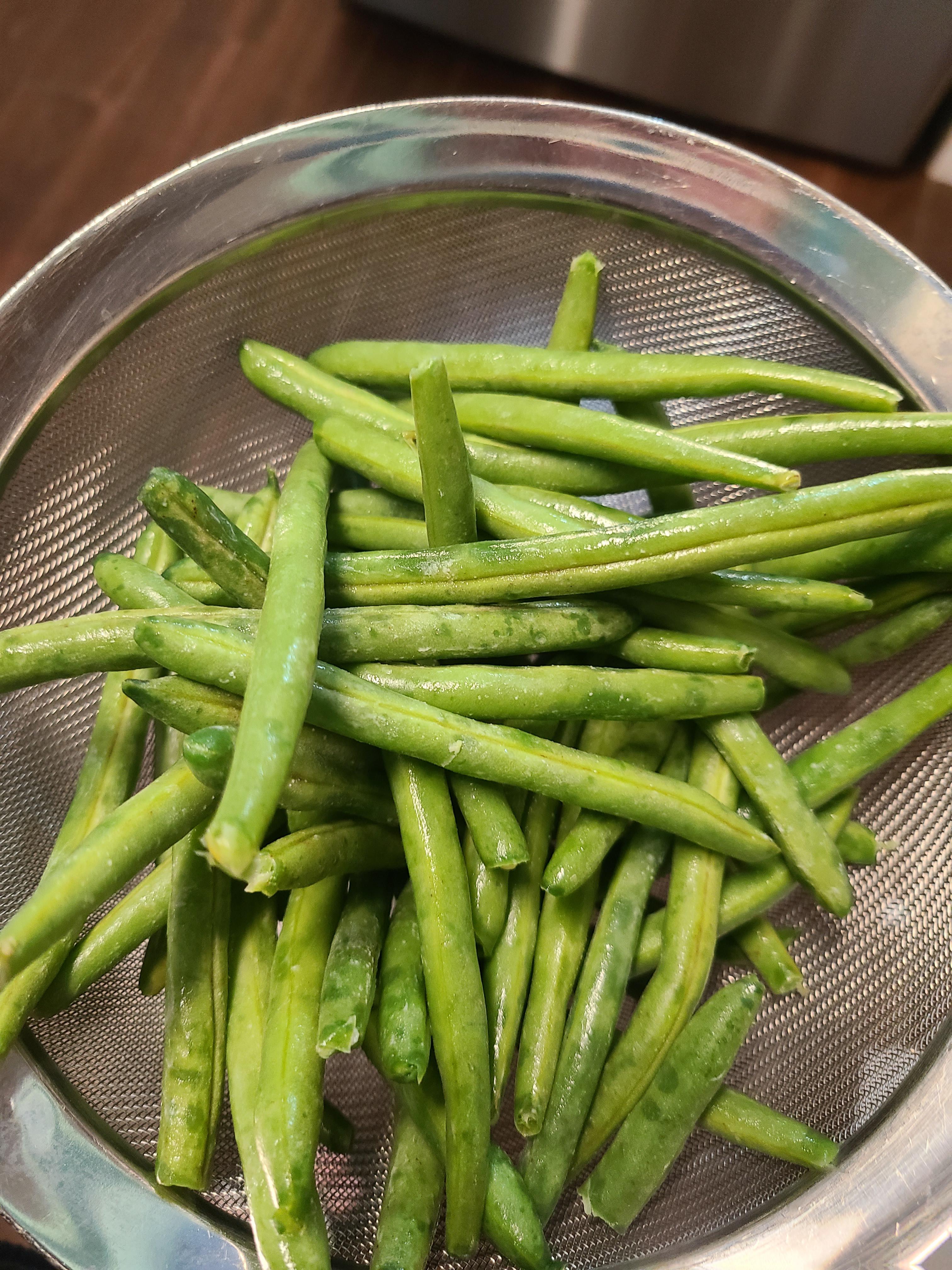 Very slightly slimy green beans, smell fine. Safe? r/isthissafetoeat