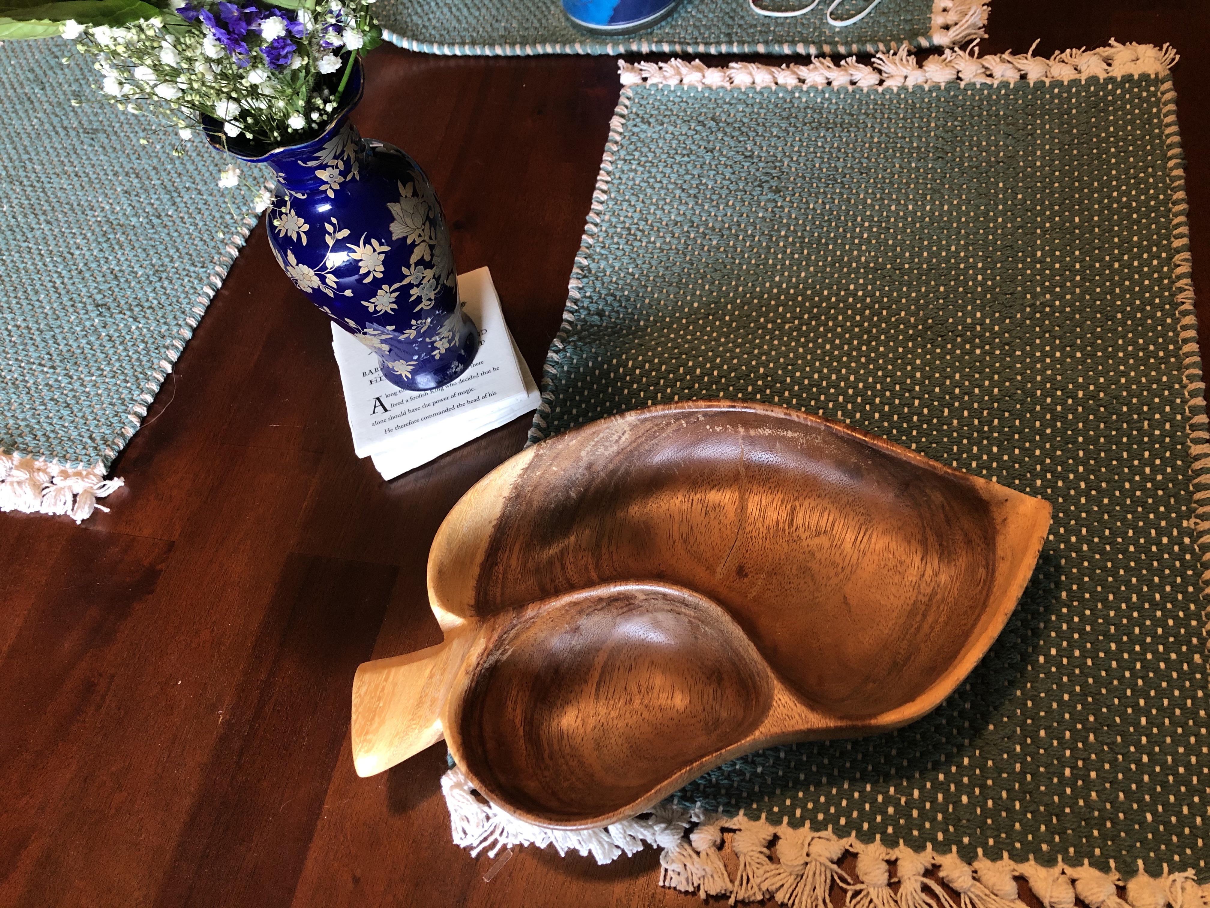 New vase and this leaf tray that reminds me of the animal crossing leaf