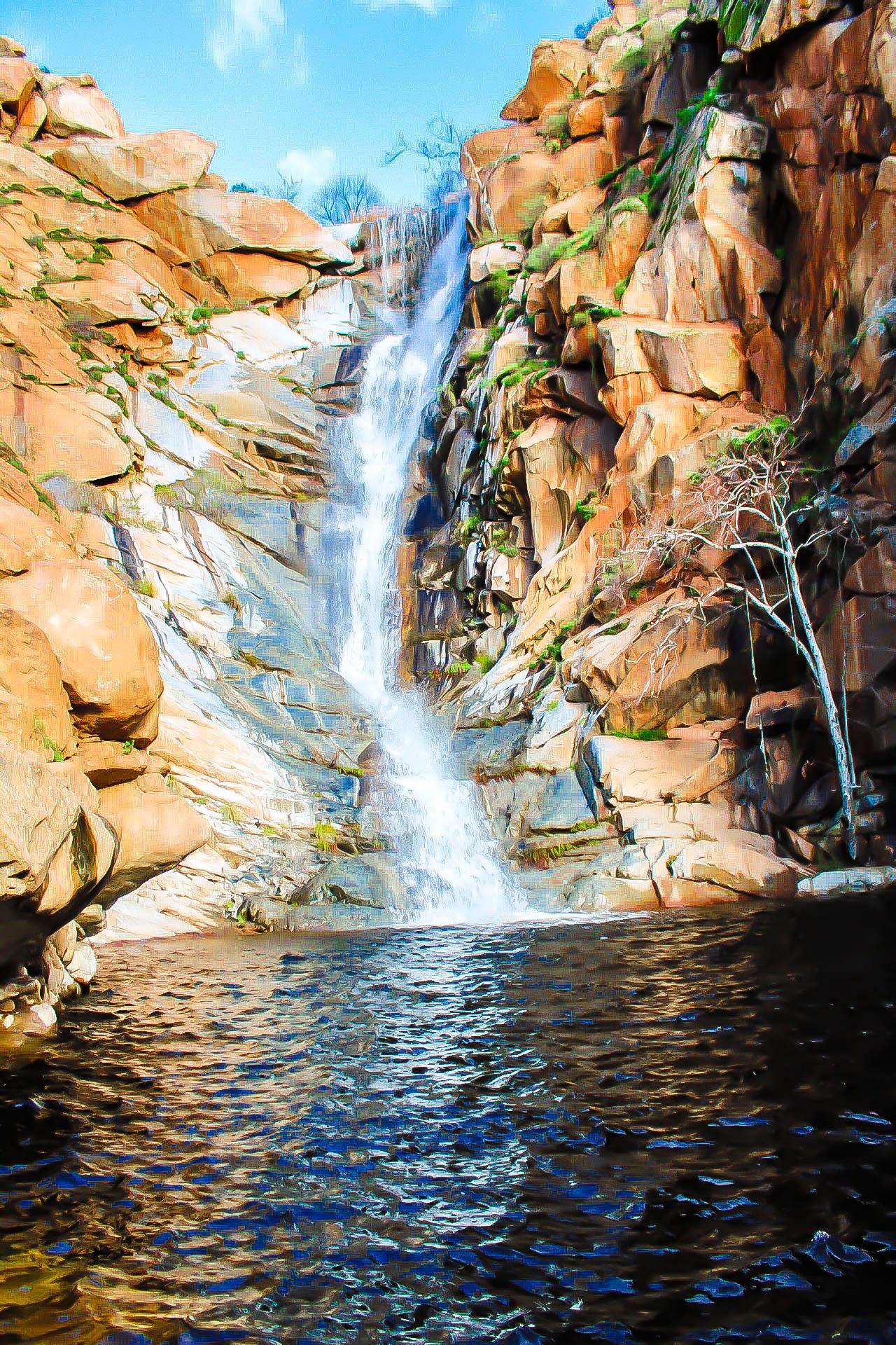 [OC] Devil's Punch Bowl Swimming Hole, Hiking Trail. Southern