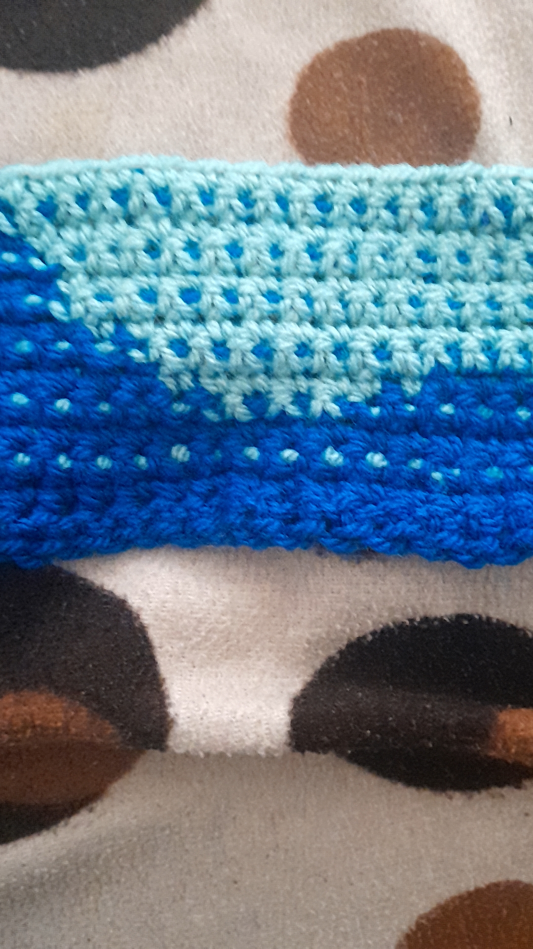 Any tipes on hiding contrasting colours when carrying yarn in tapestry