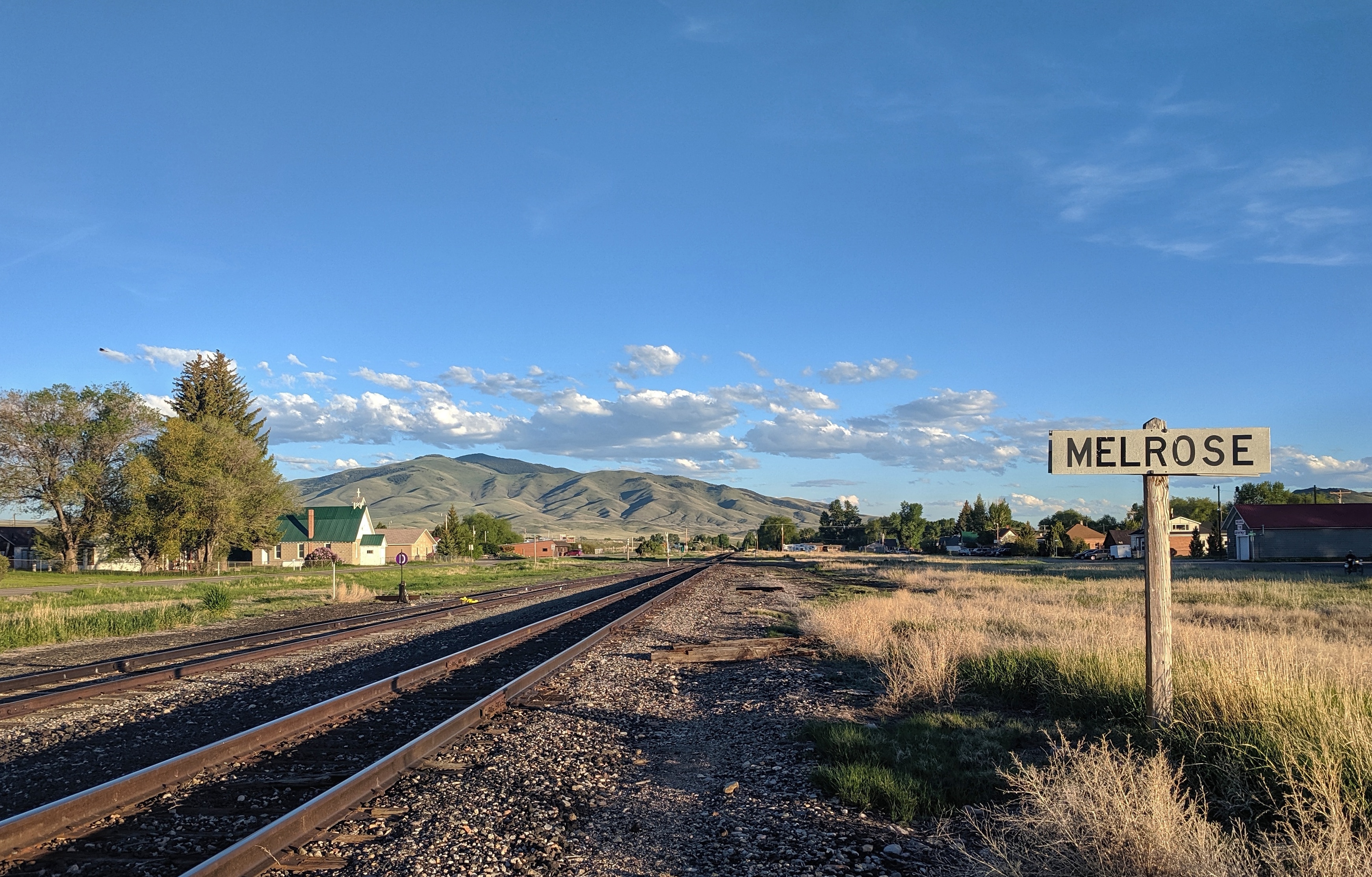 Melrose in the late afternoon r/Montana