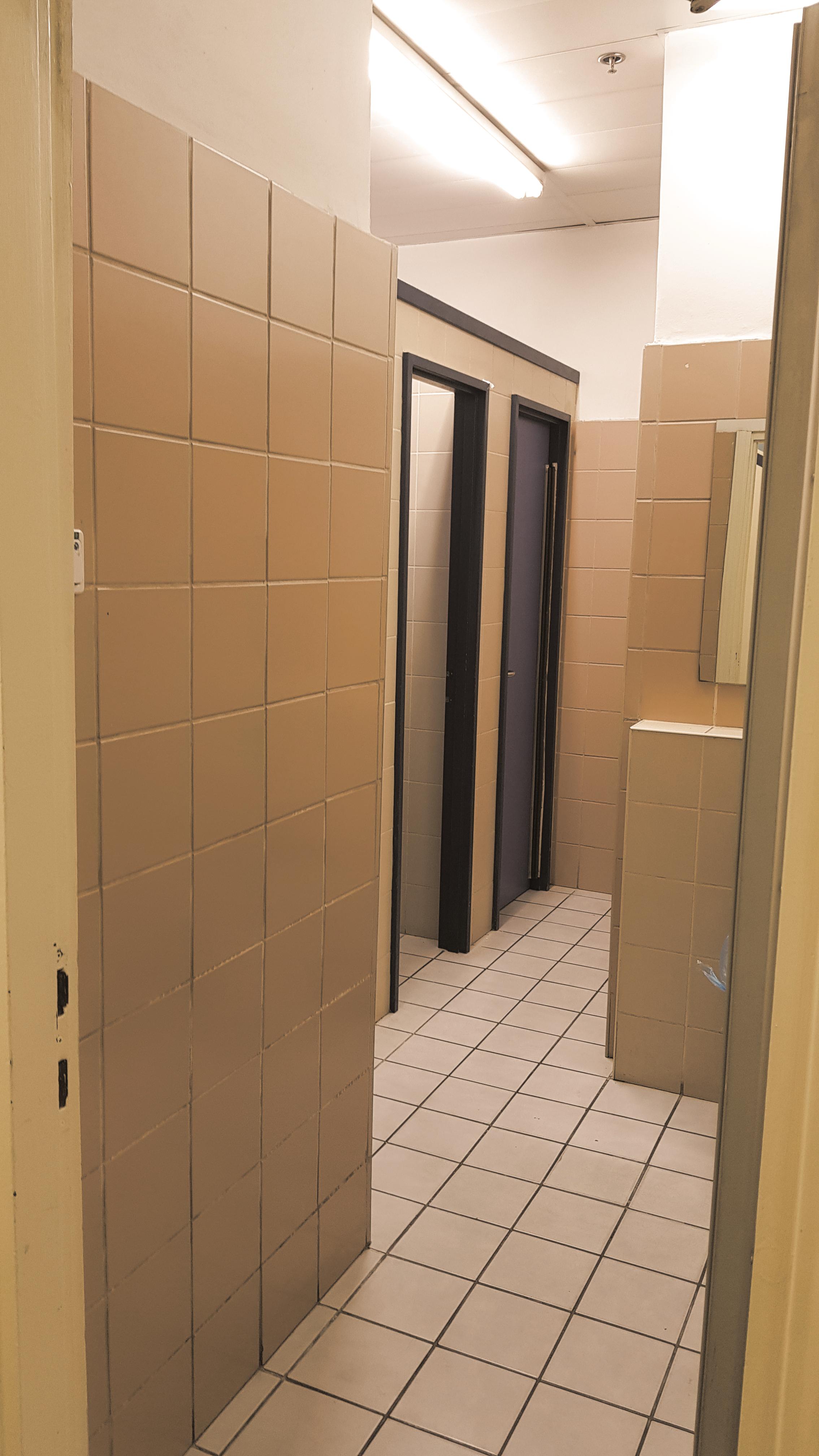 I've been holding a piss since i got into here(7hr 40min) and i found