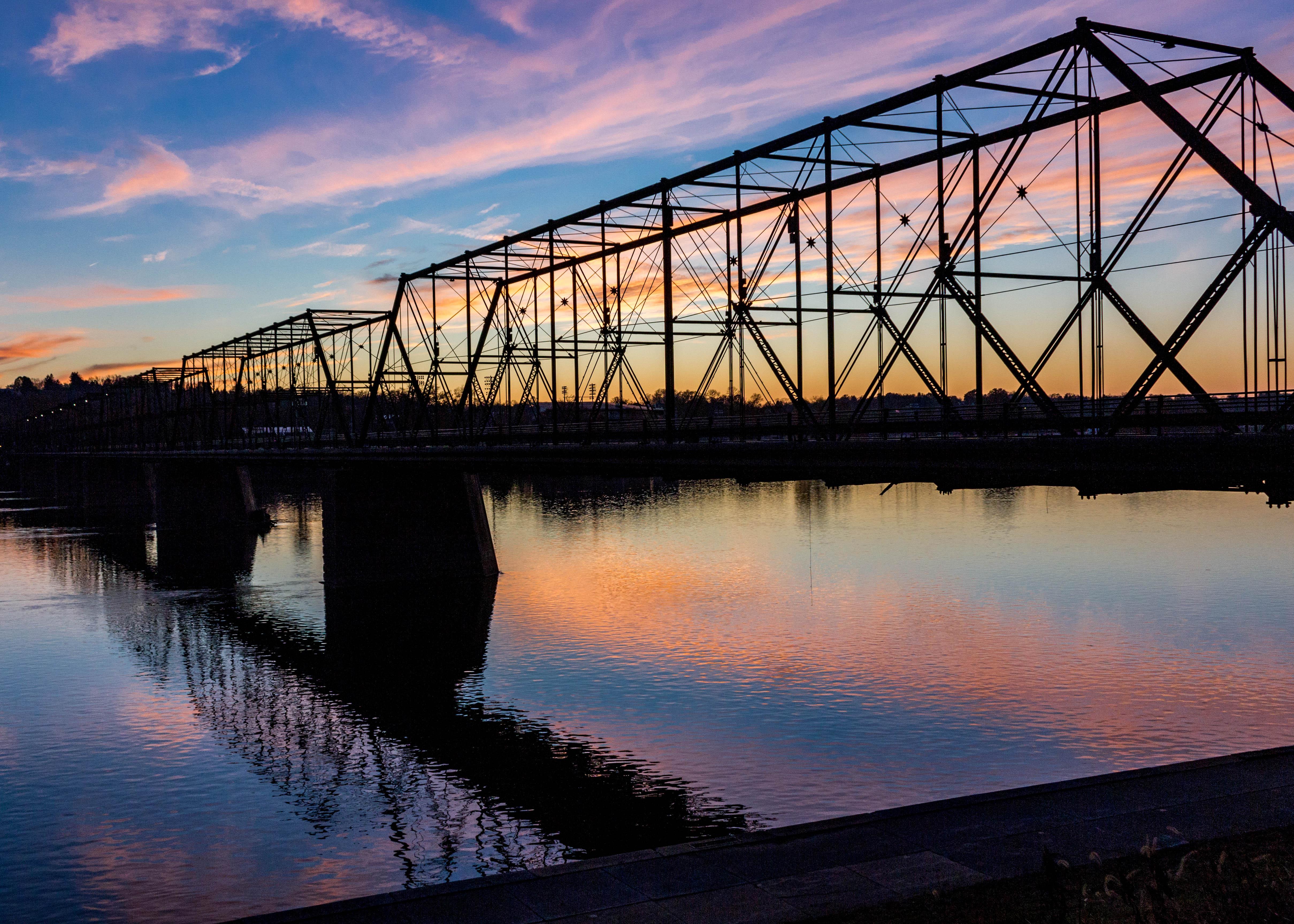 Walnut Street Bridge at sunset, Harrisburg PA r/AmateurPhotography