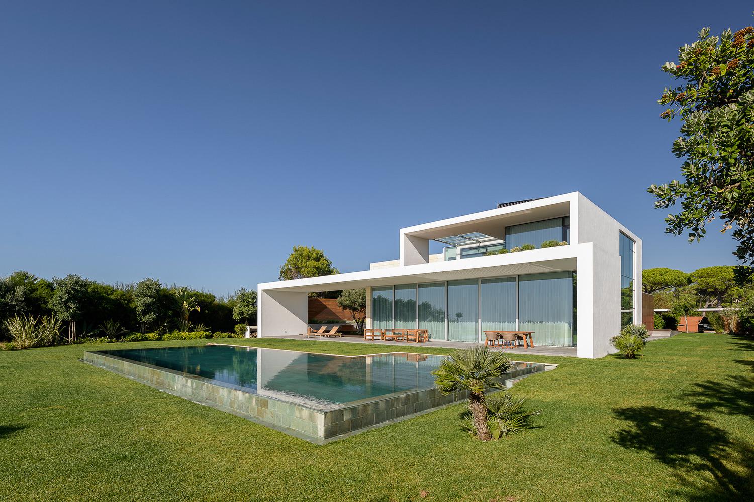 Sea Front Villa in Cascais, Portugal. Designed by ARQ TAILOR'S, completed in 2018. r