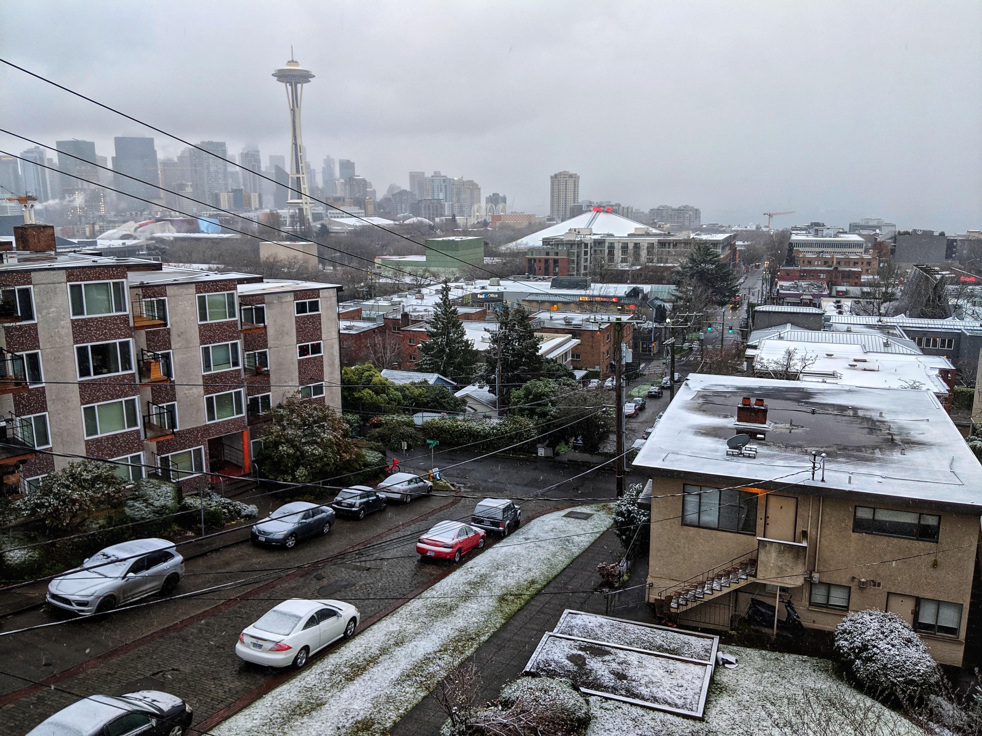 Beautiful Snowfall in Lower Queen Anne r/Seattle