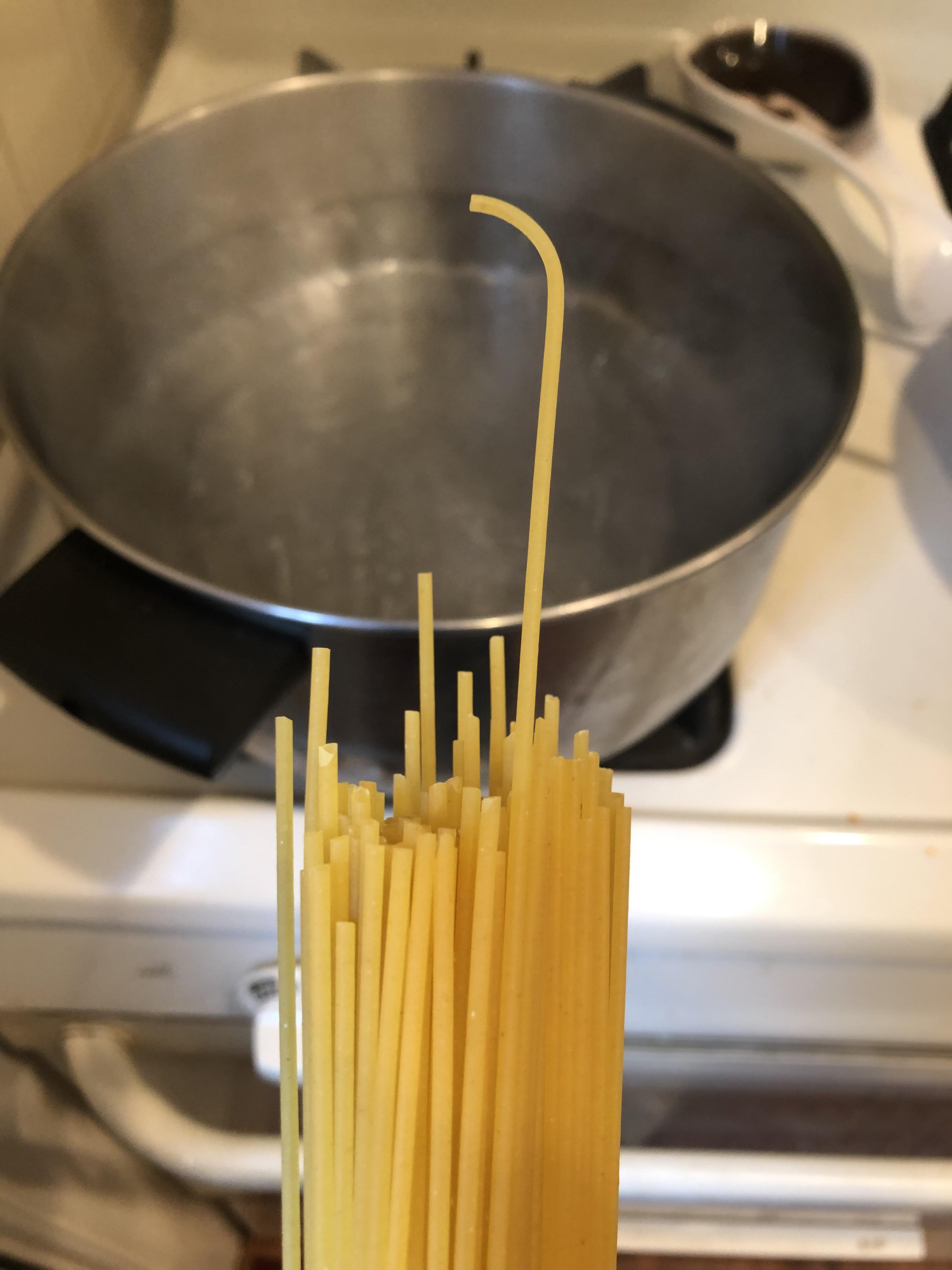 This curved dry spaghetti noodle r/mildlyinteresting