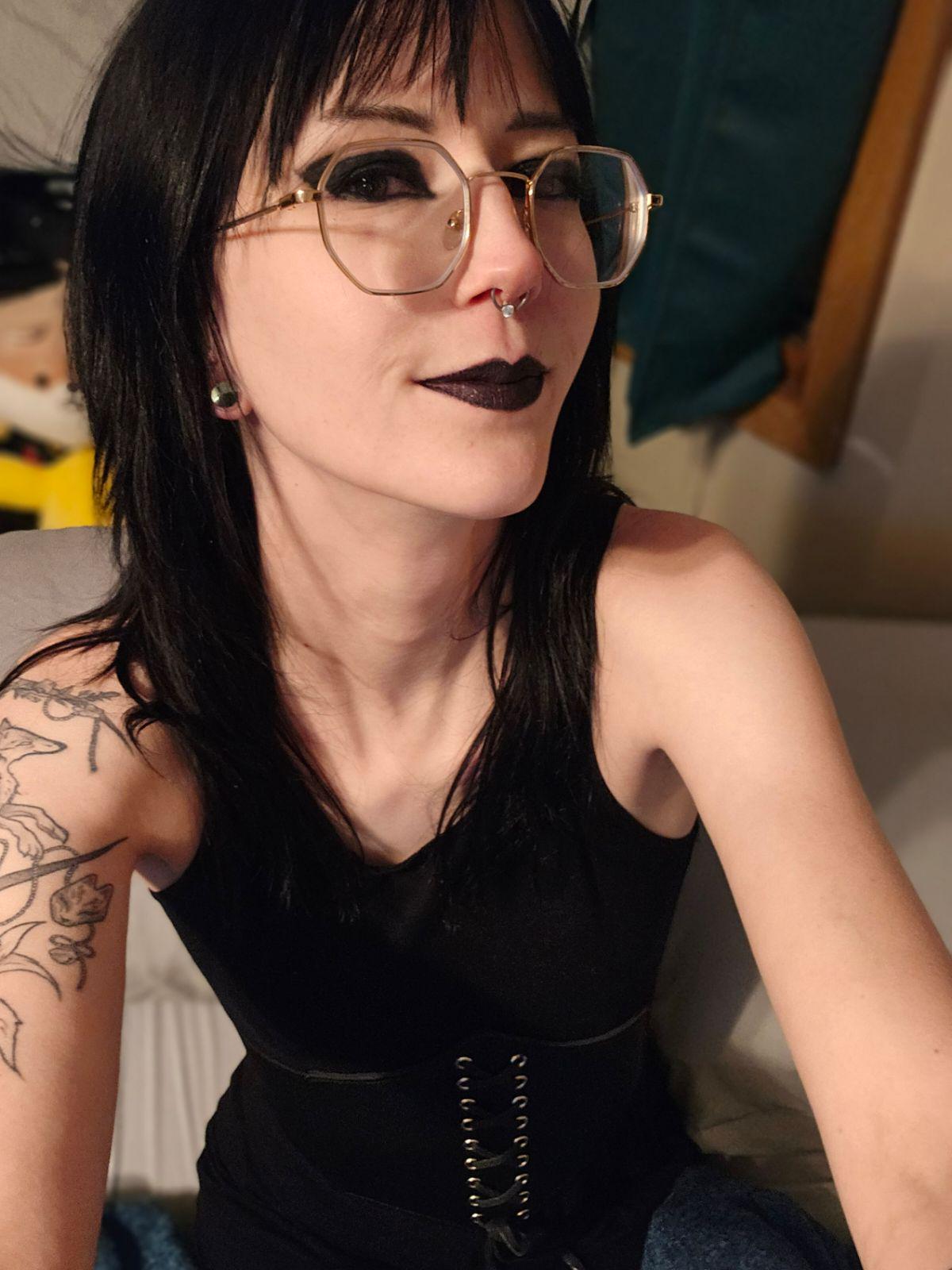 Tiny black dress + underbust corset... I'm in love with this outfit