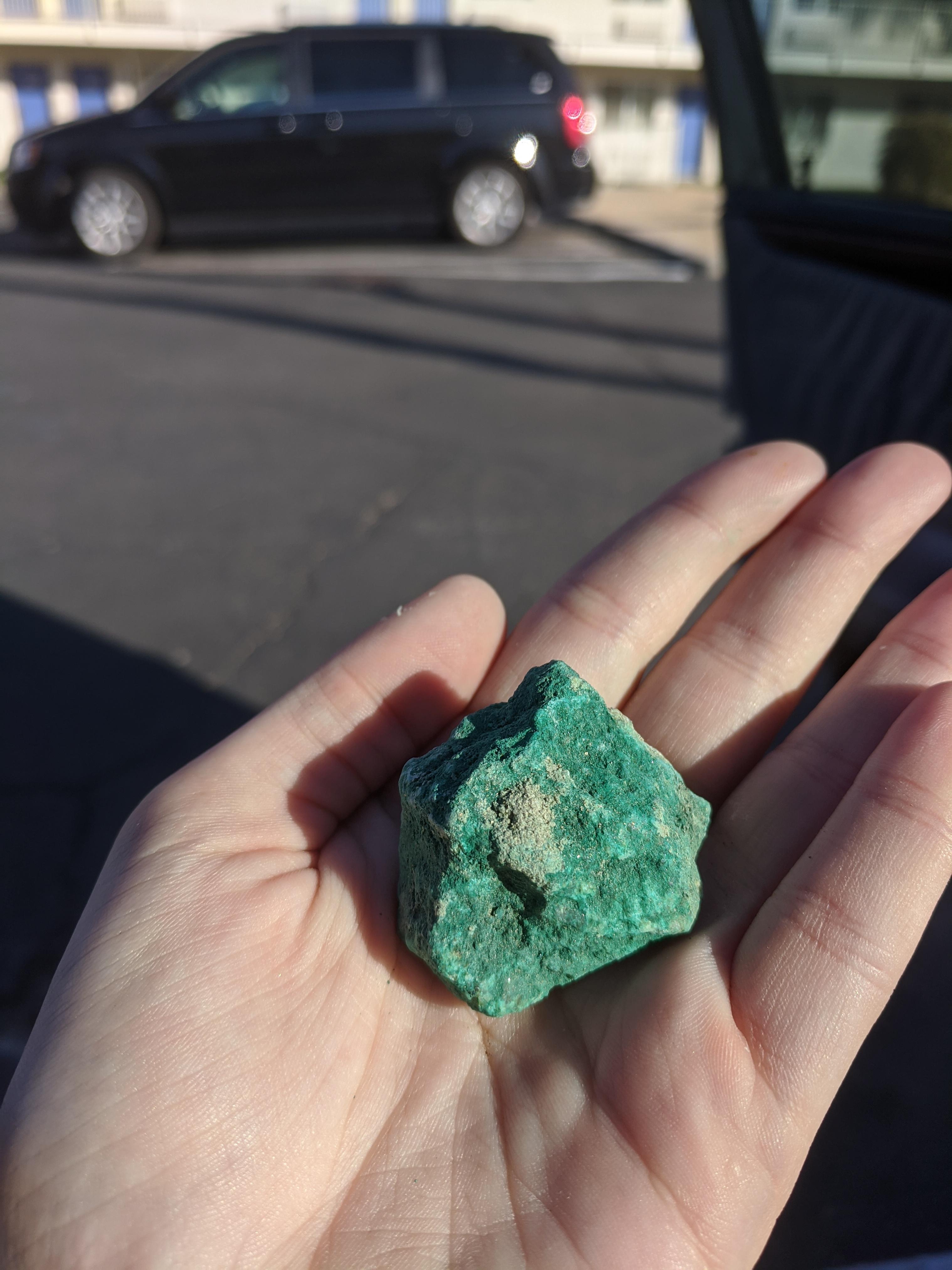 Leaves green residue on my hands.. found in 29 Palms, CA r/whatsthisrock