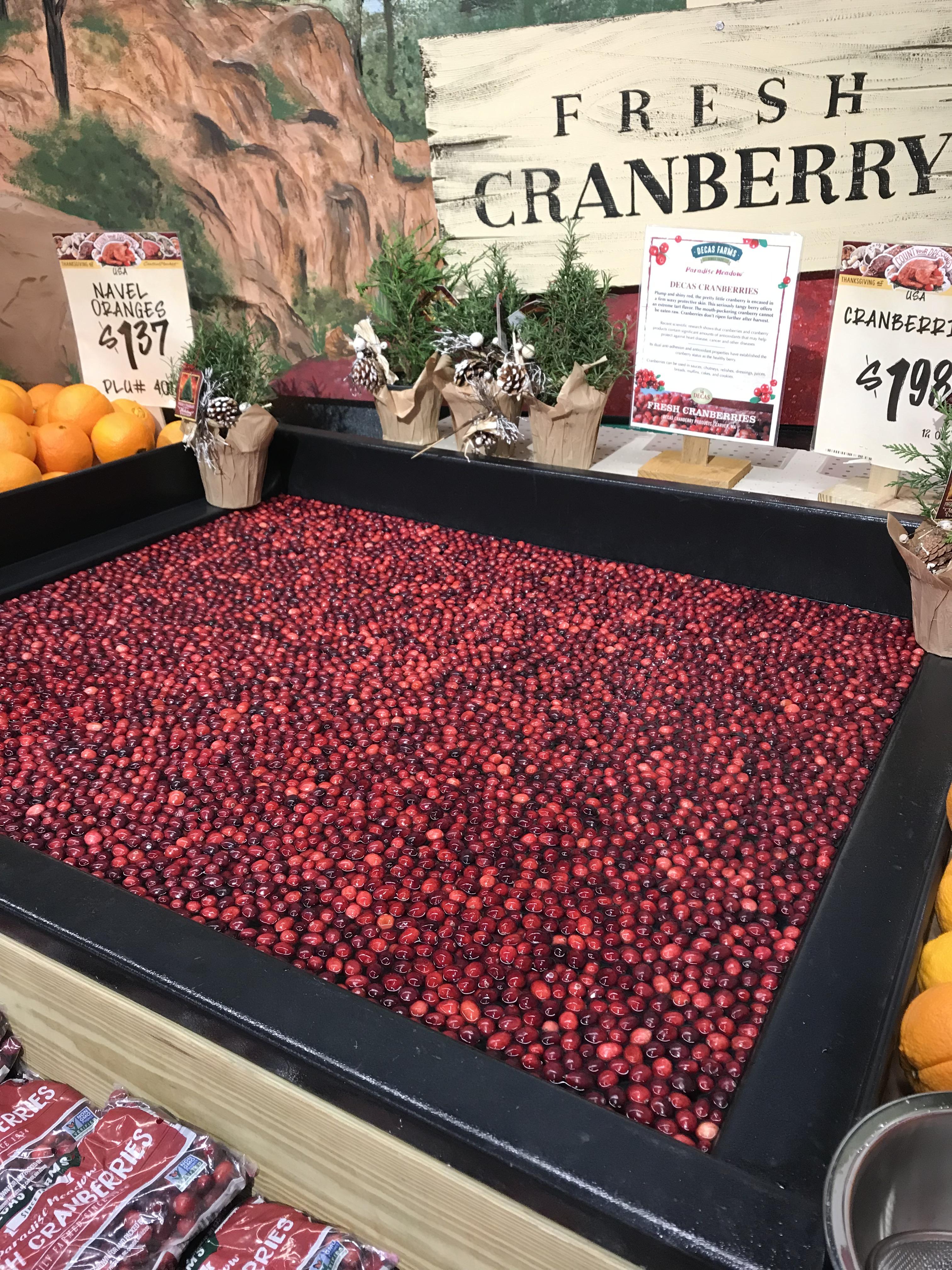 Cranberries displayed at the grocery store r/oddlysatisfying