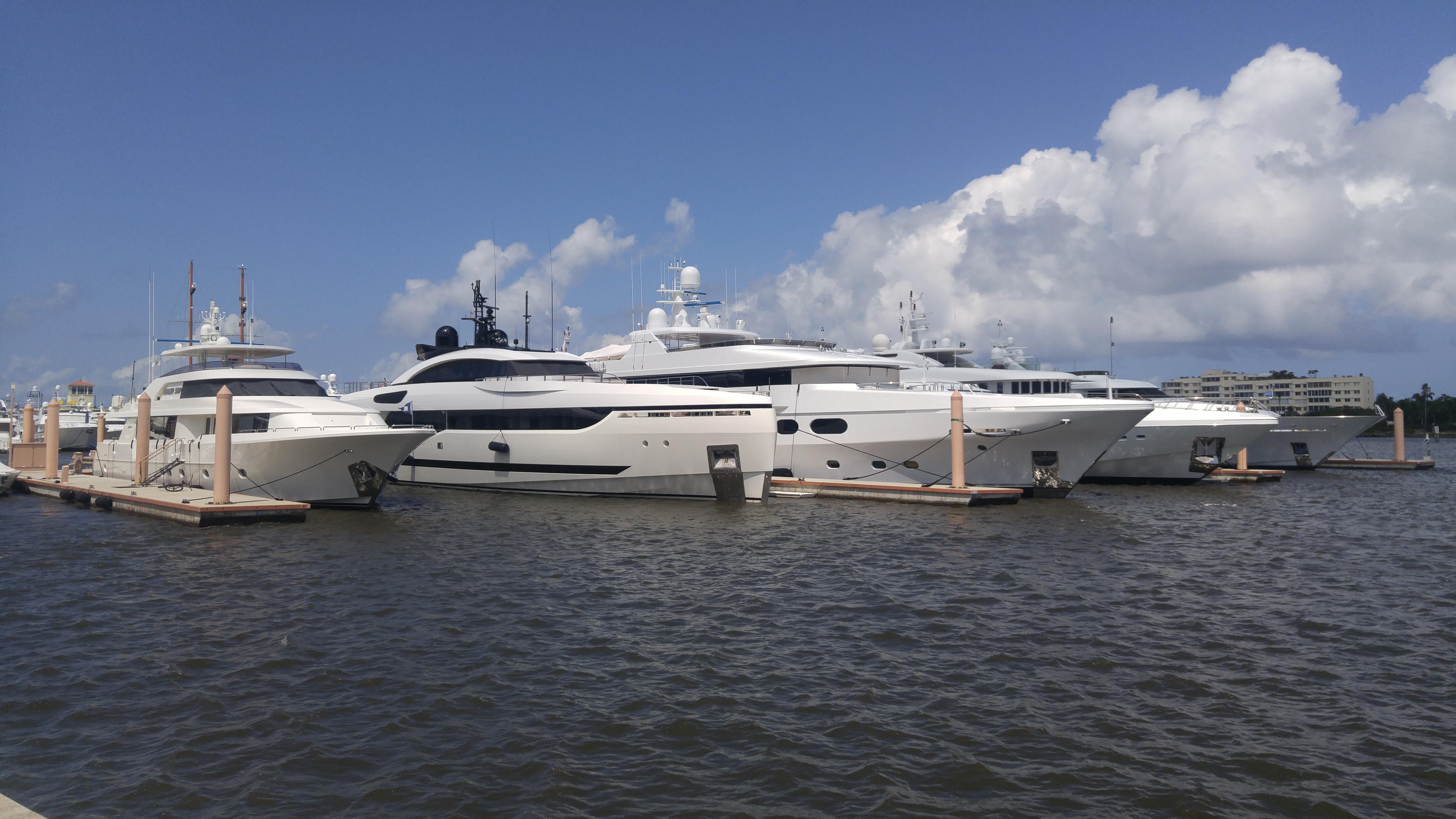 Some decent sized yachts. Spotted in West Palm Beach Florida. r/yachtporn