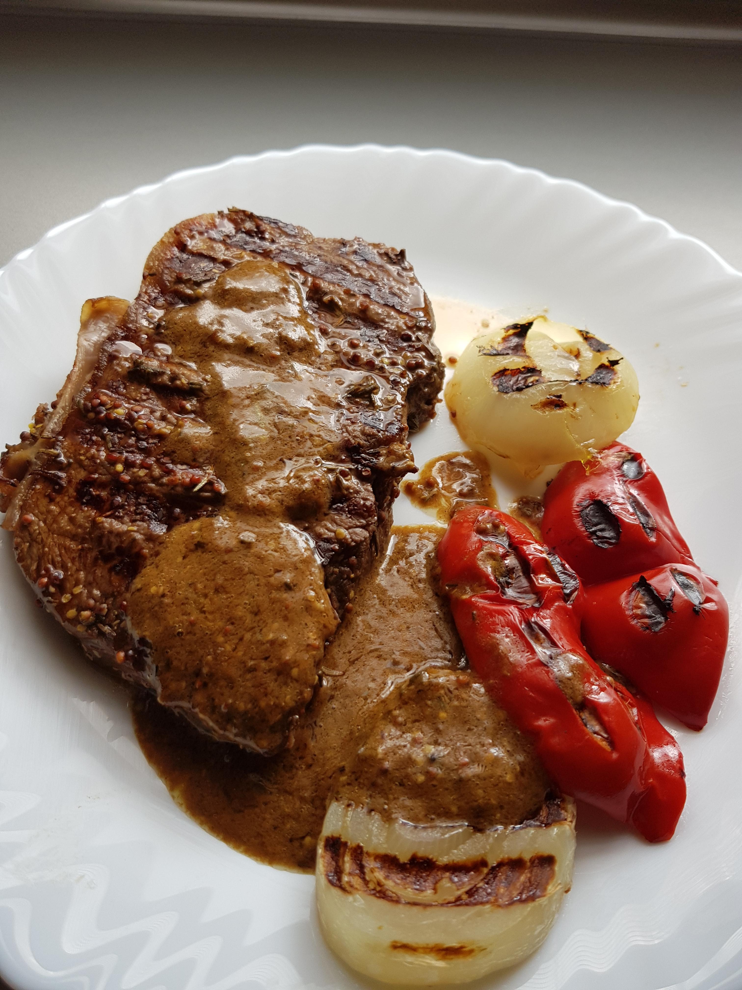 [Homemade] Sirloin steak in mustard sauce with grilled veggies r/food
