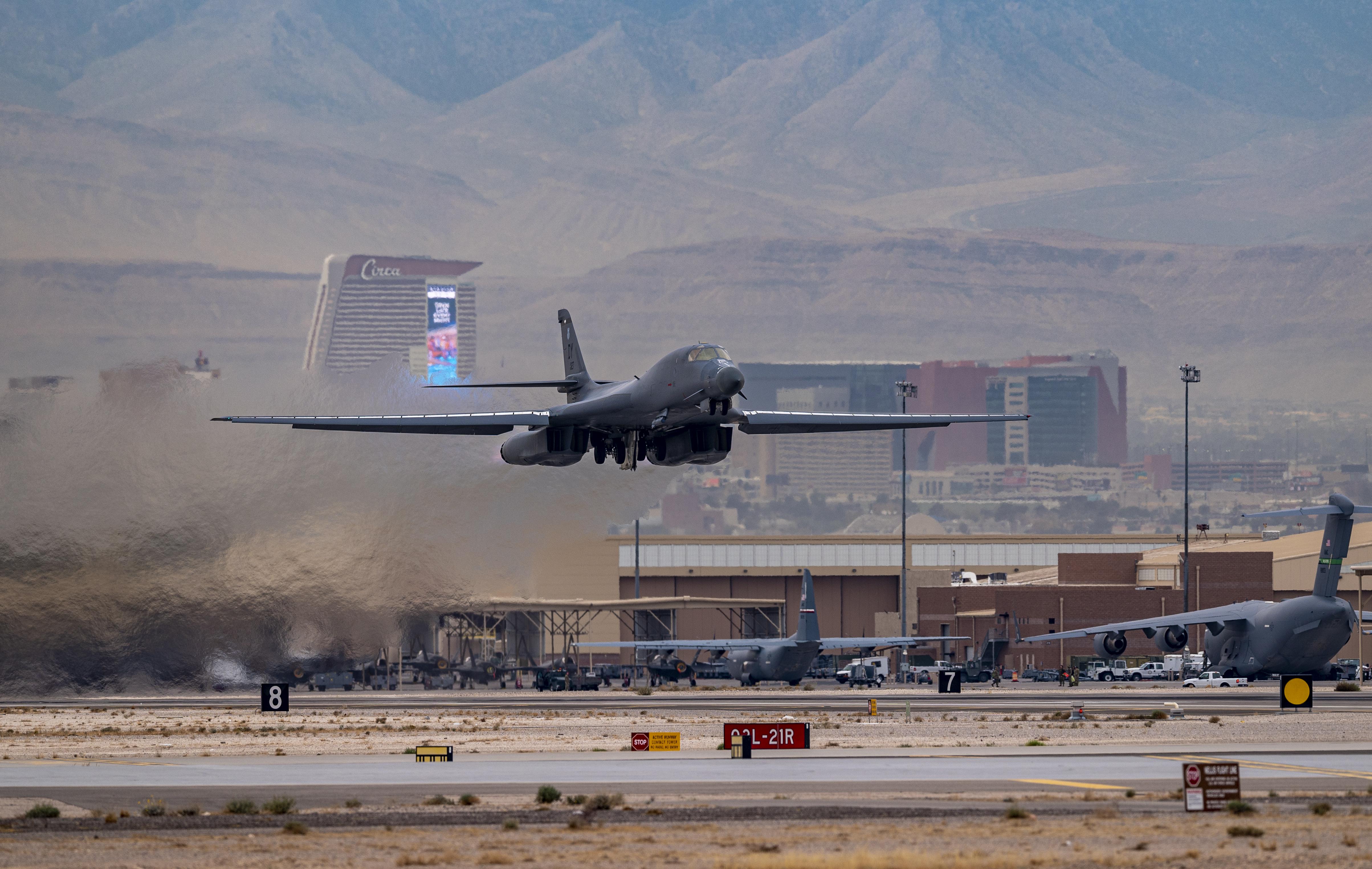 B1B takes off from Nellis Air Force Base [4815x3048] r/WarplanePorn