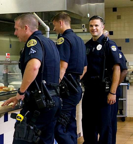 Backing the blue. 💯💙 r/UniformedMen