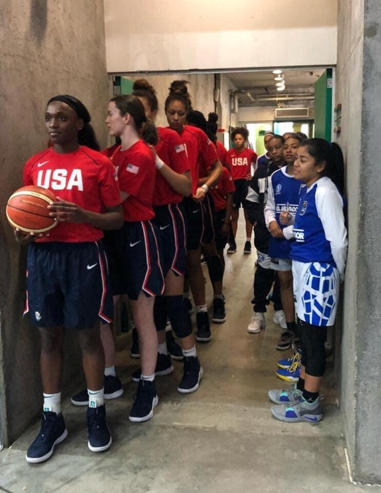 Team USA’s 🇺🇸 U16 women’s basketball team standing next to El Salvador