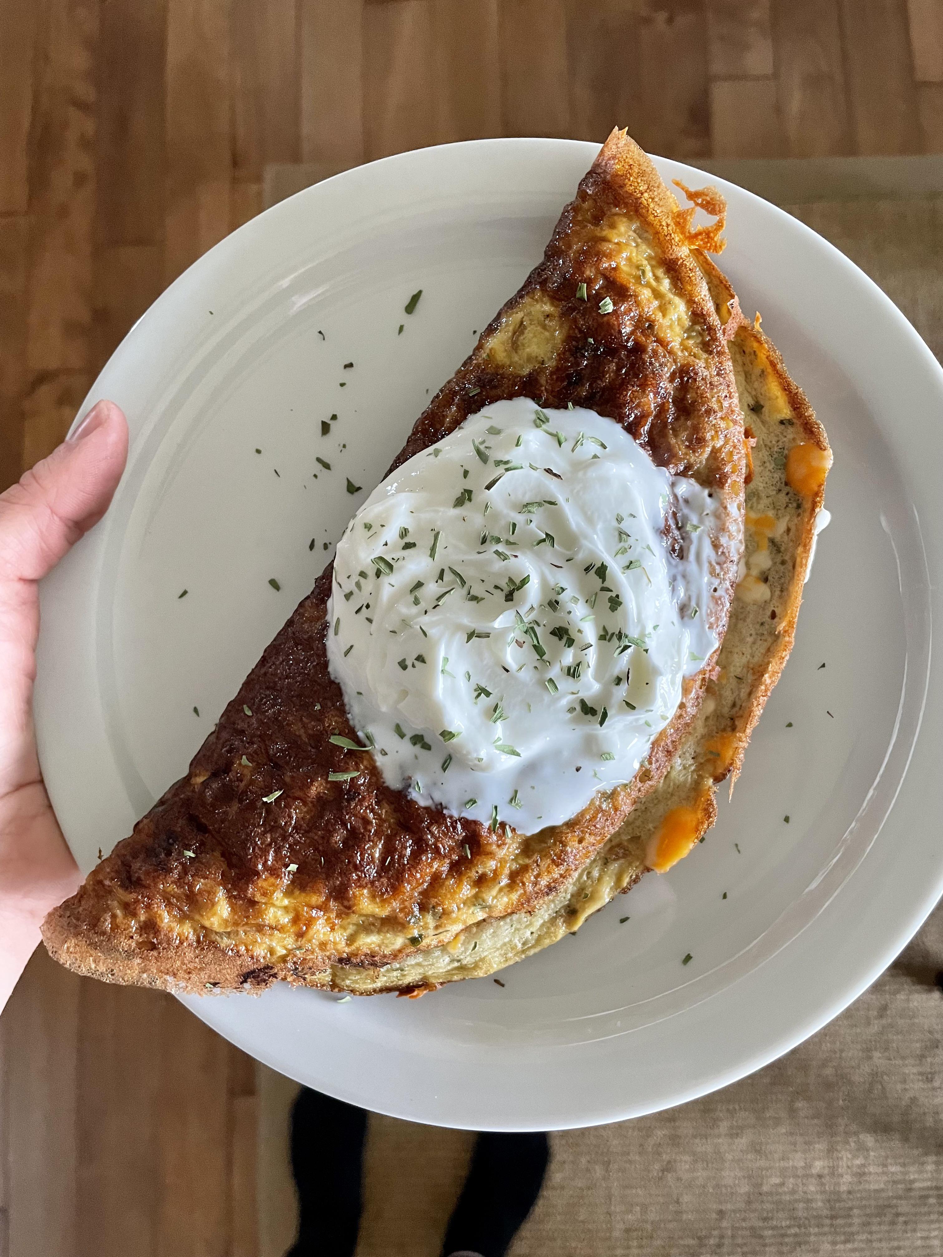 Fluffy omelette with caramelized onion, tarragon & cheese 300cal, 35g protein r/Volumeeating