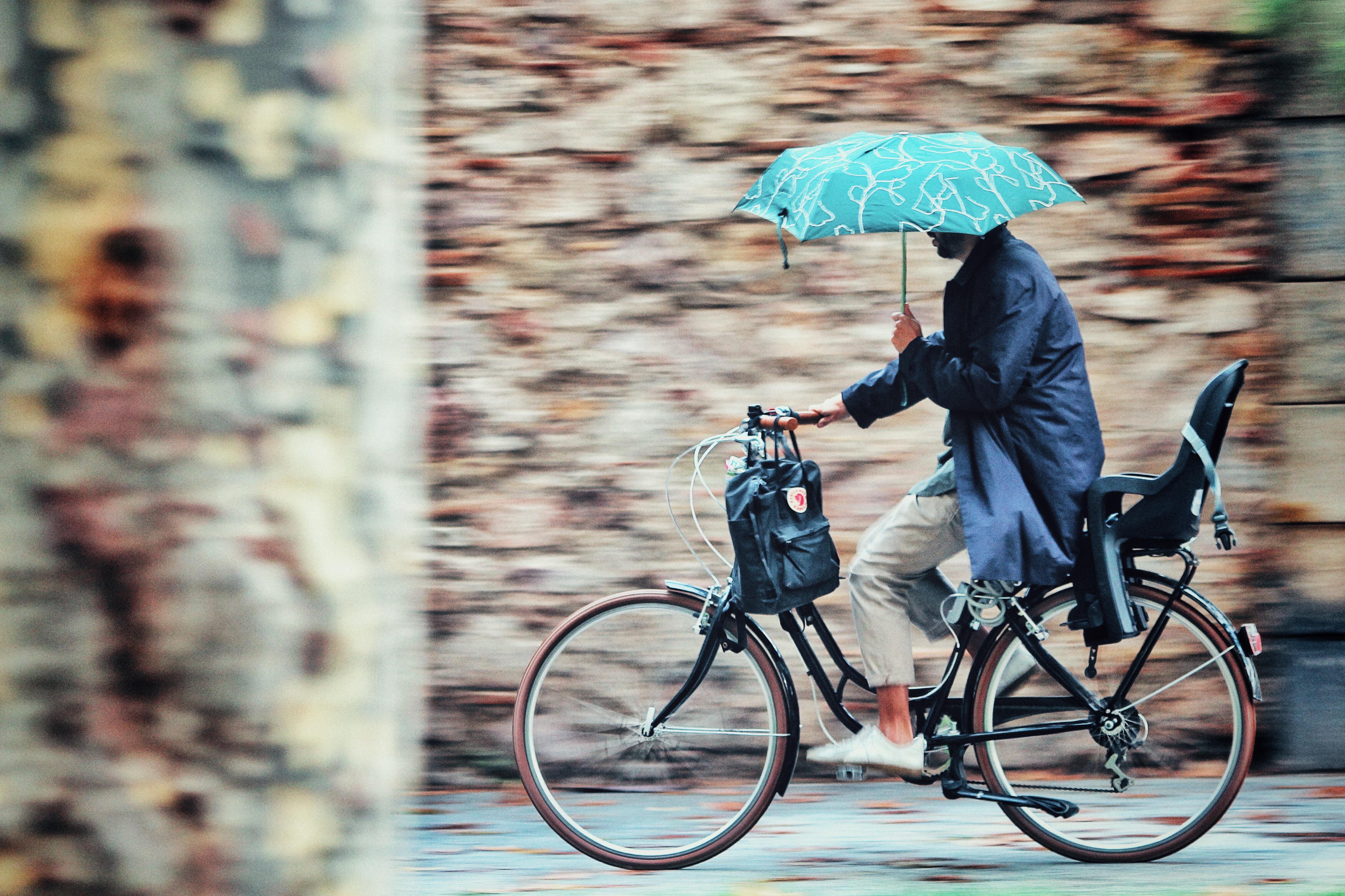 Cycling in the rain (Barcelona) r/streetphotography
