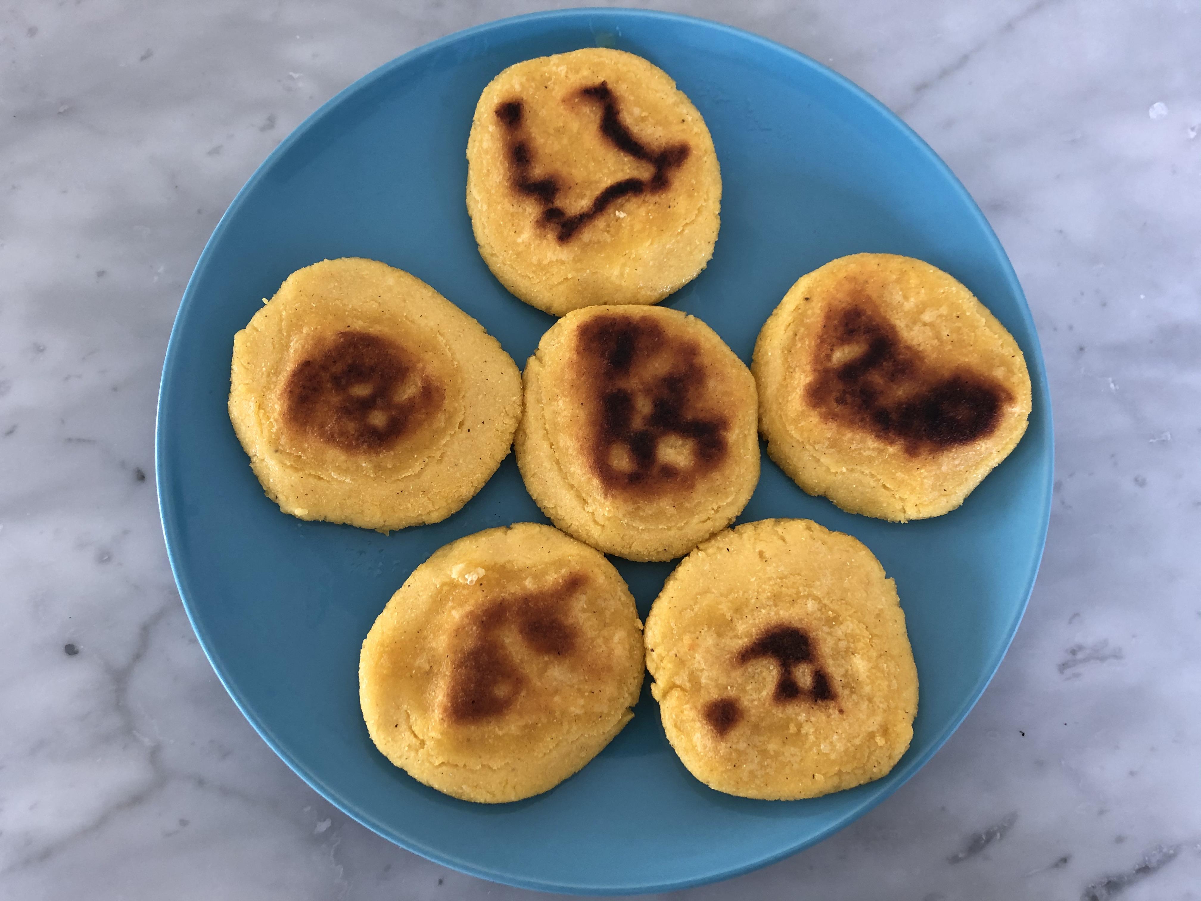 Tortillas de Maíz con queso vegan, a simple Ecuadorian dish r