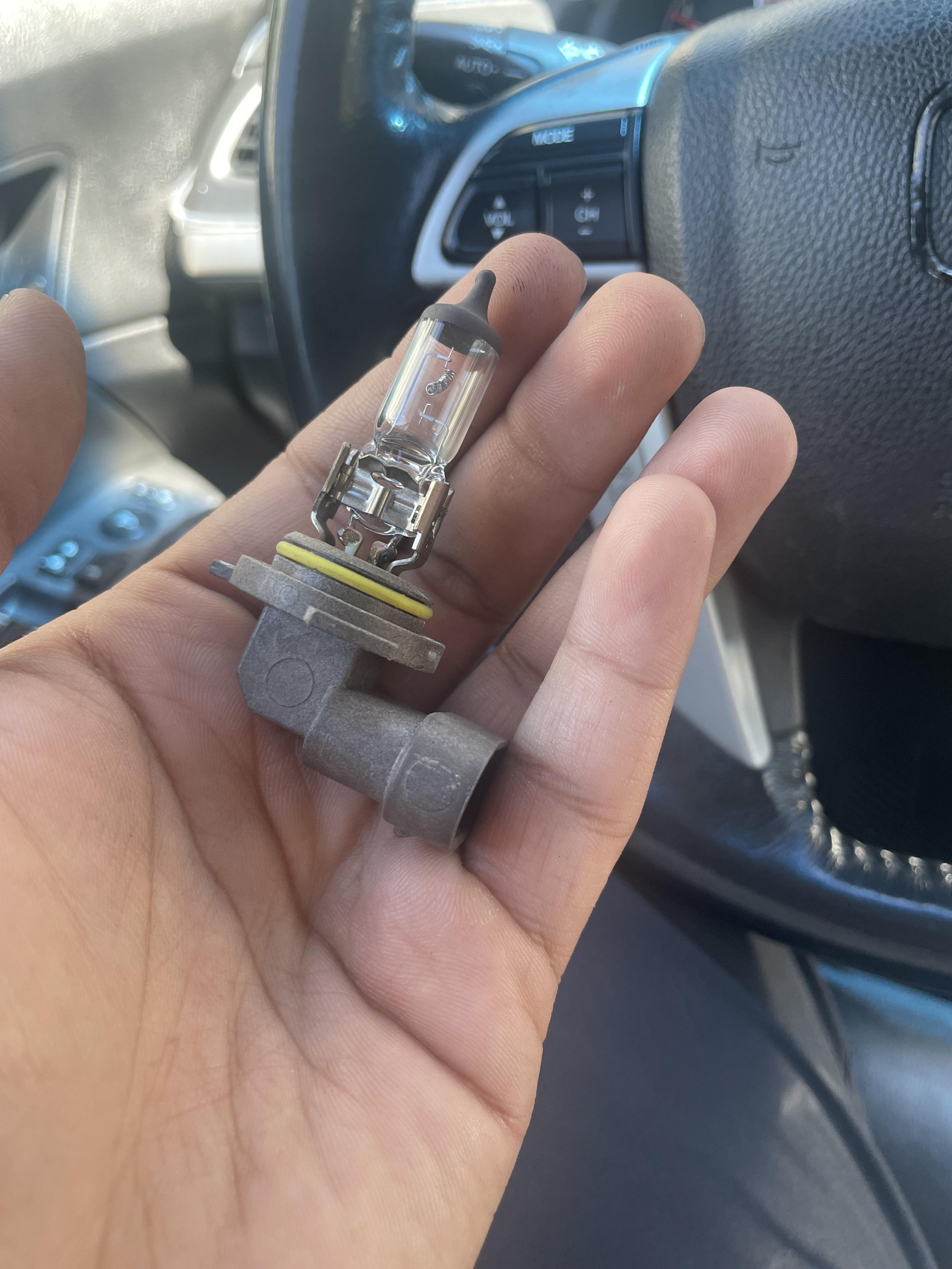 Lost my low beam halogen bulb : r/Honda