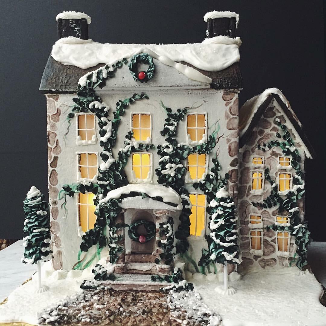 I️ always look forward to making gingerbread houses. This one I️ made