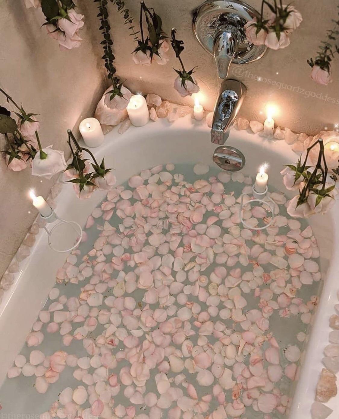 i would have the longest bath ever in here😍 r/cozy