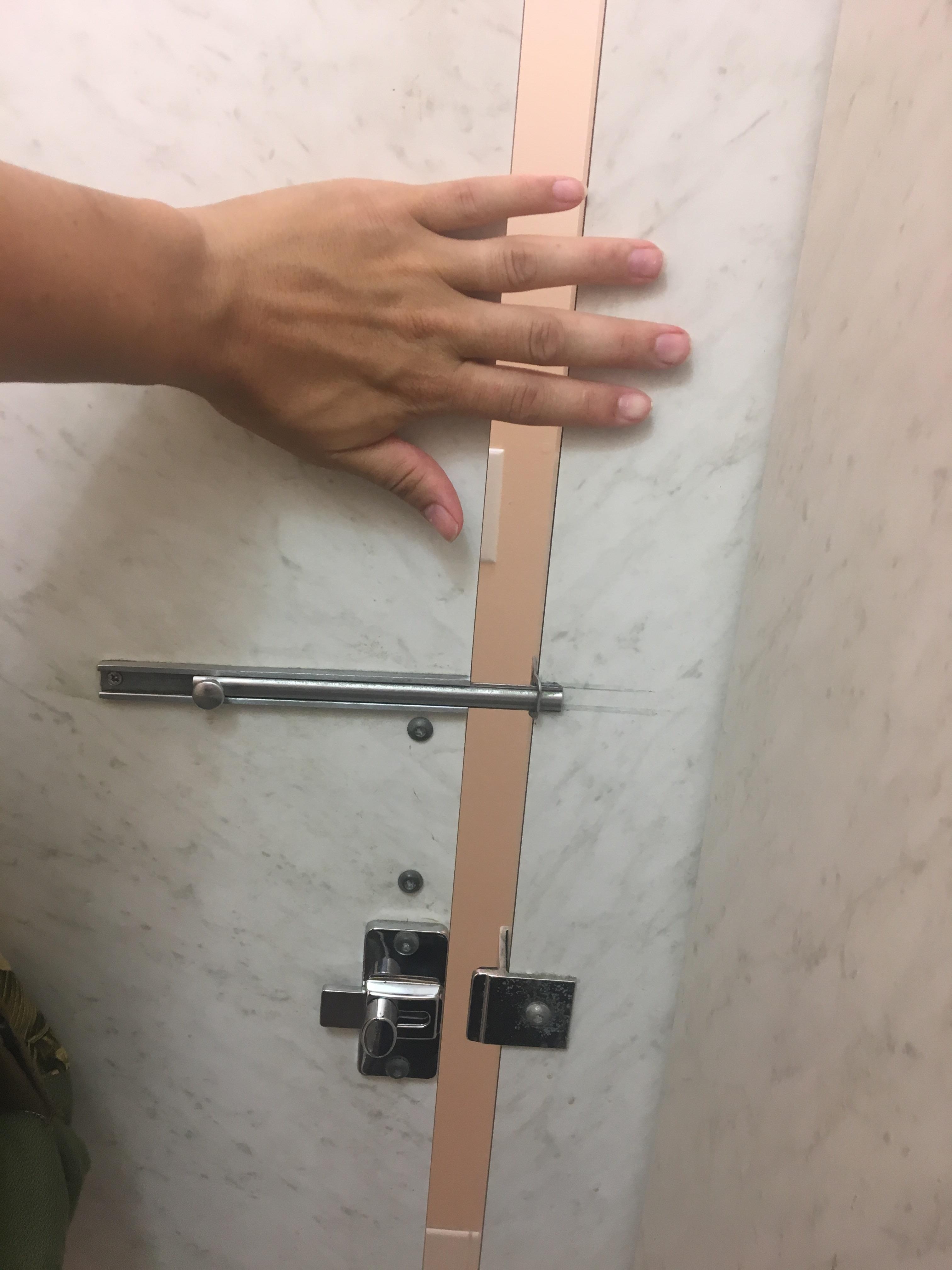 This bathroom stall gap r/mildlyinfuriating