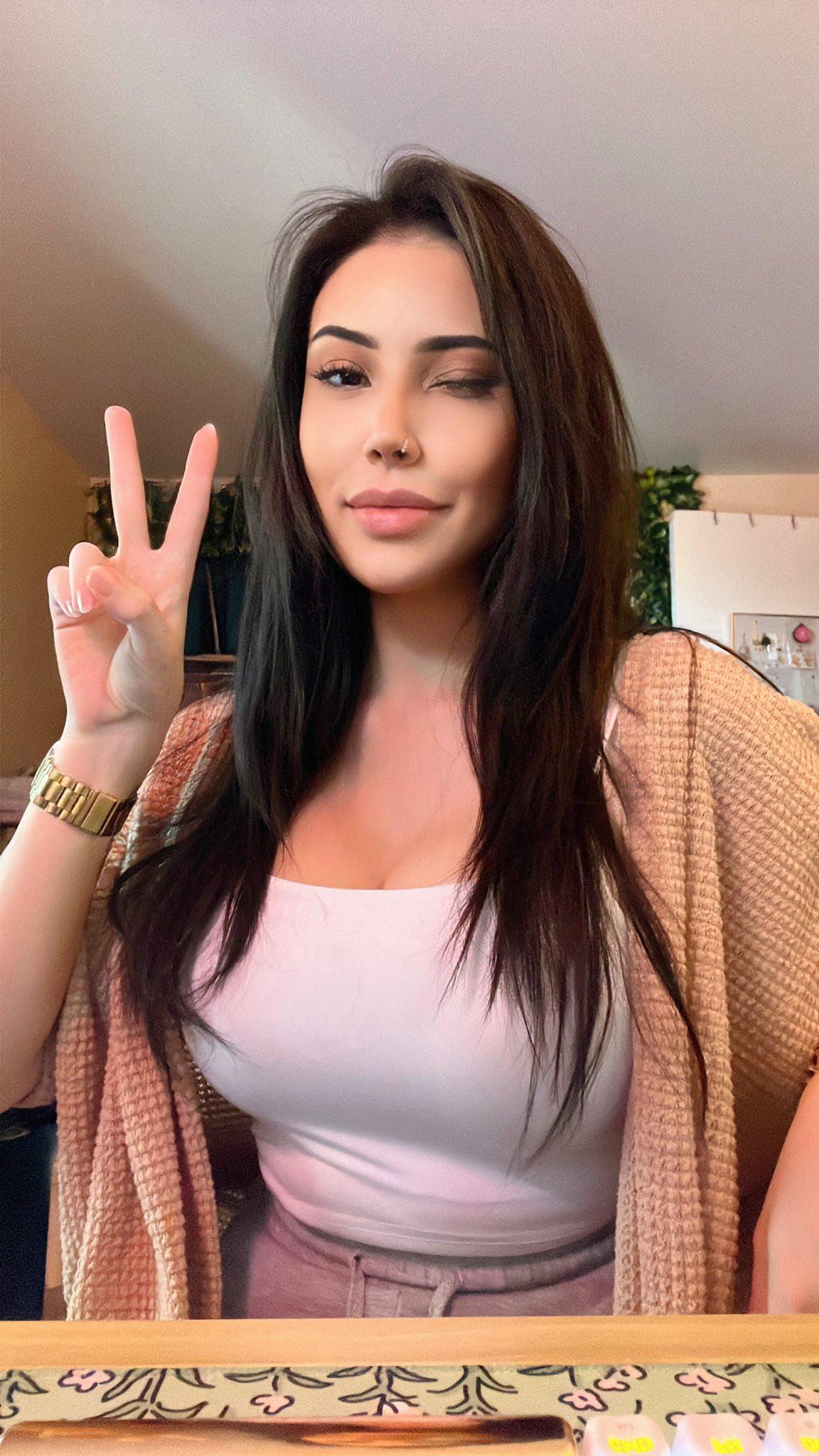 Felicia Vox : AsiansDaily