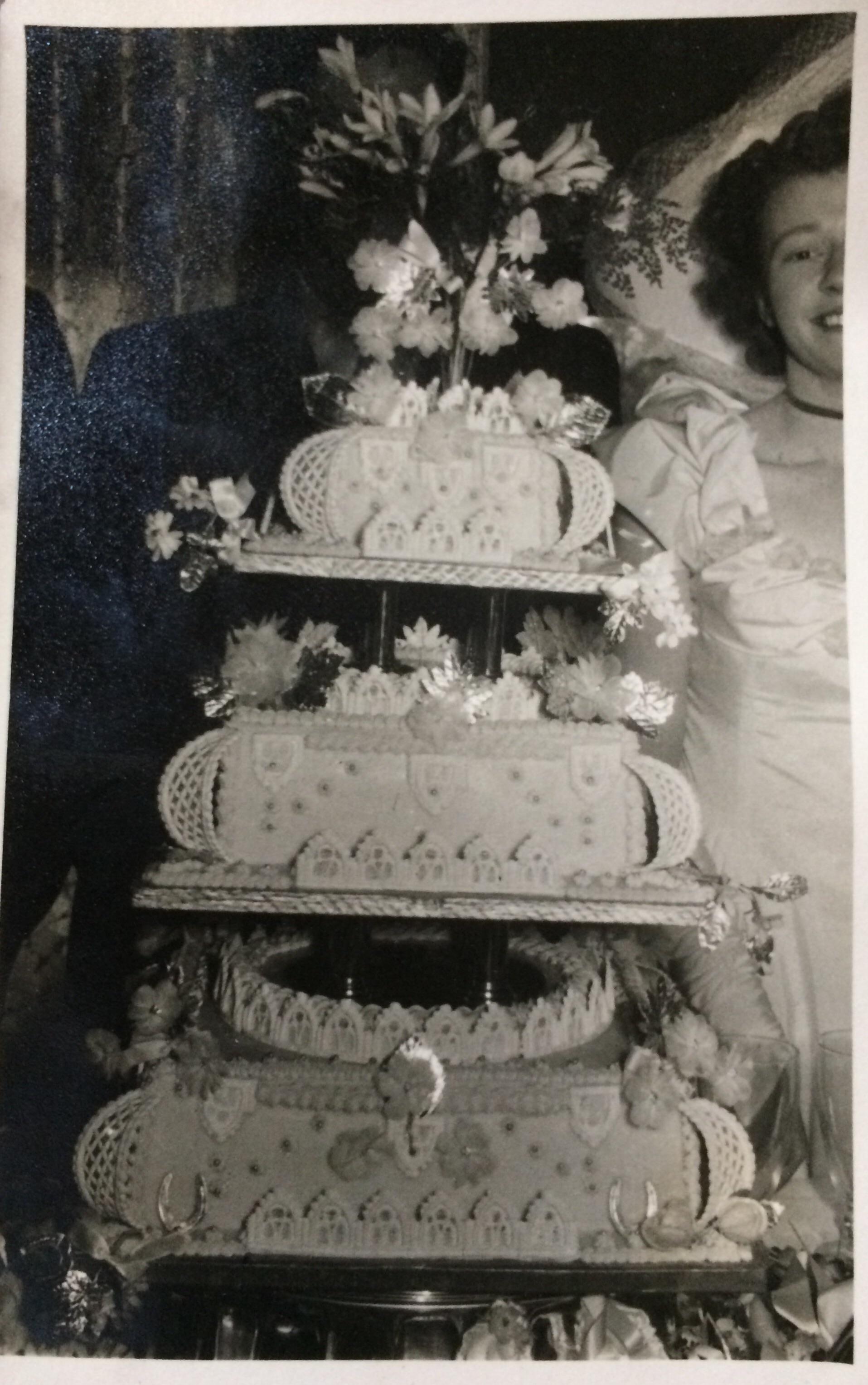 My Nana and Poppa's wedding cake in 1950 r/OldSchoolCool