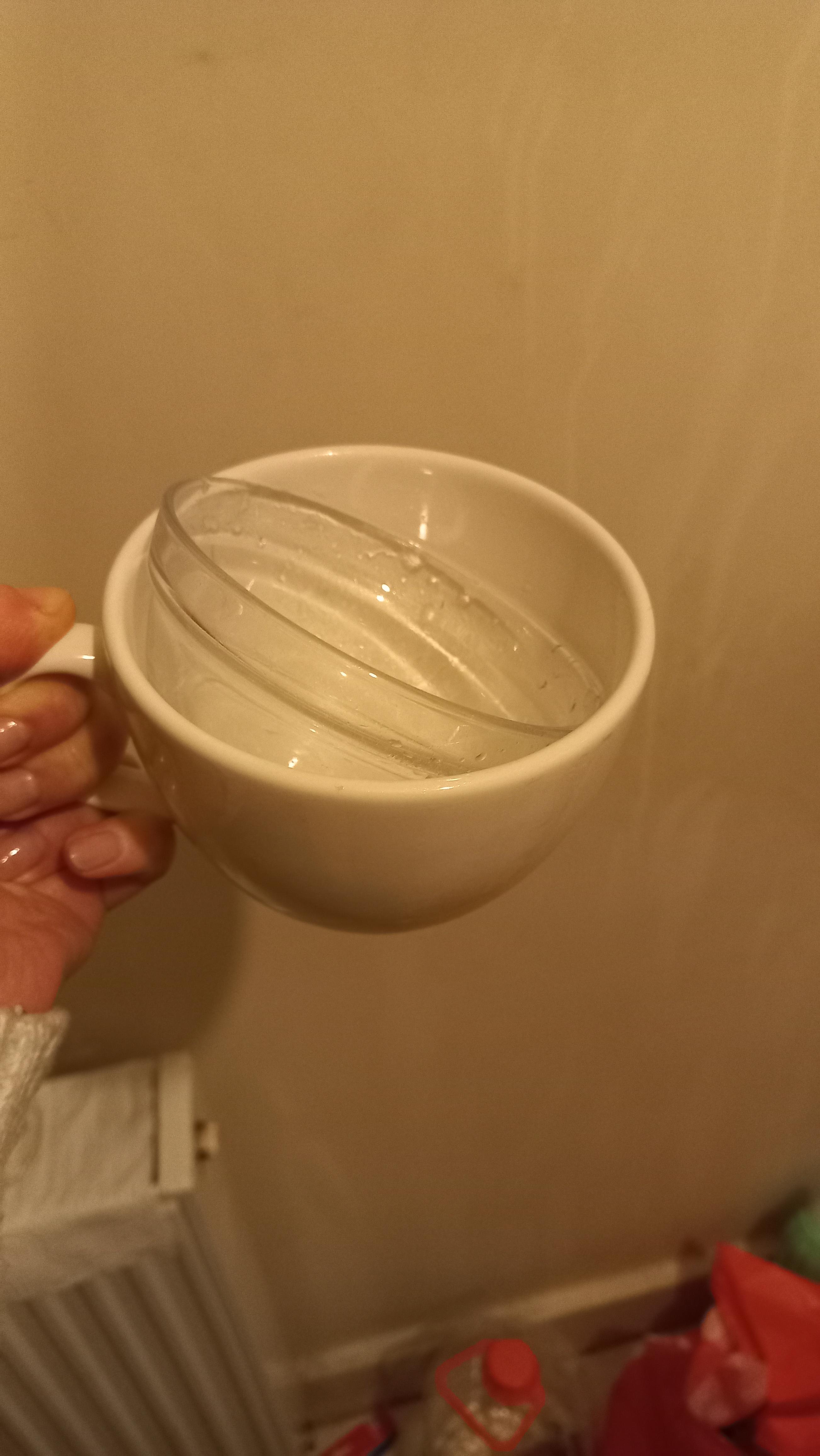 I put the glass cup into the mug while washing the dishes. I tried to