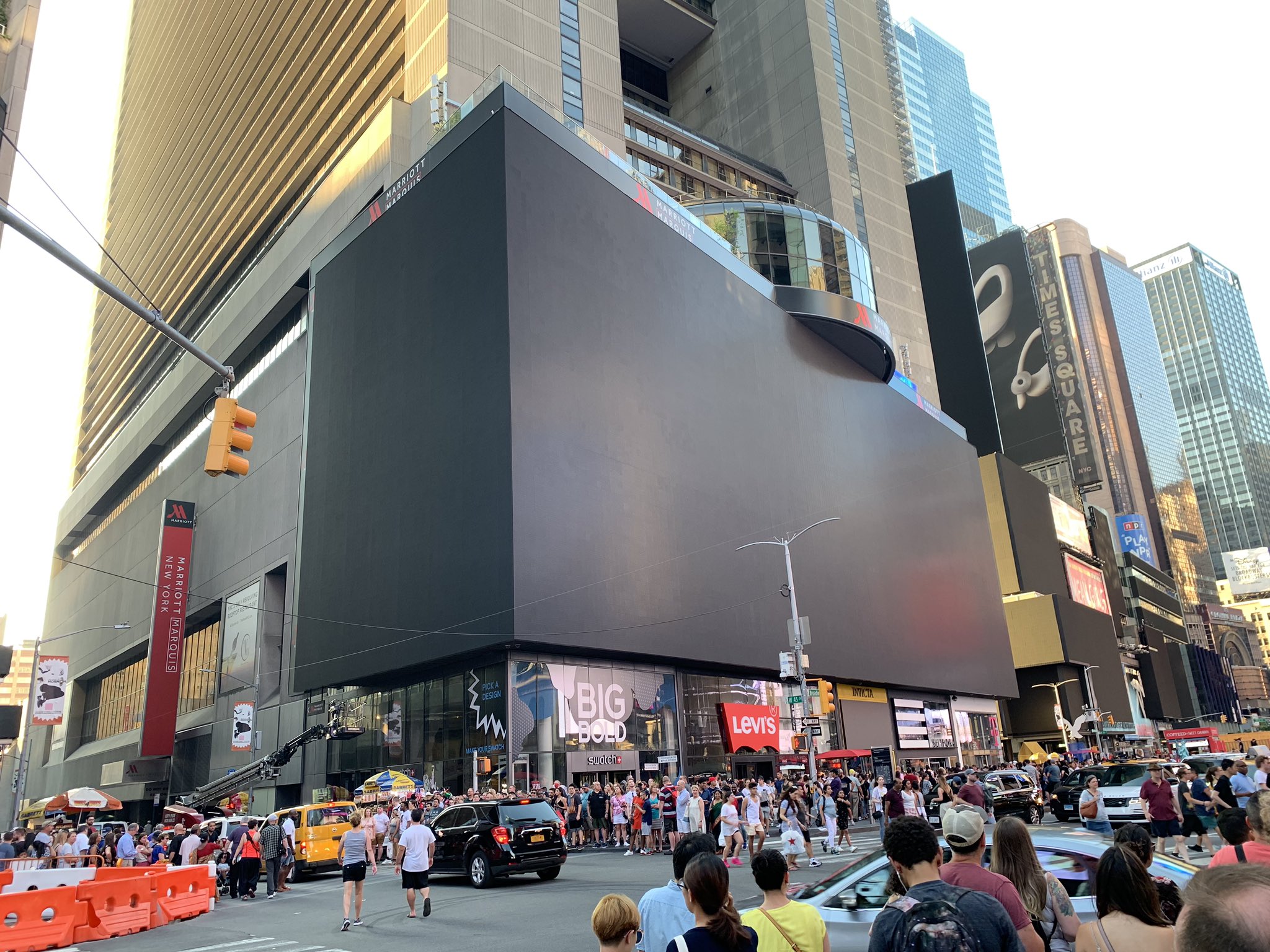 Giant billboard monitors go blank during power outage in NYC, Times