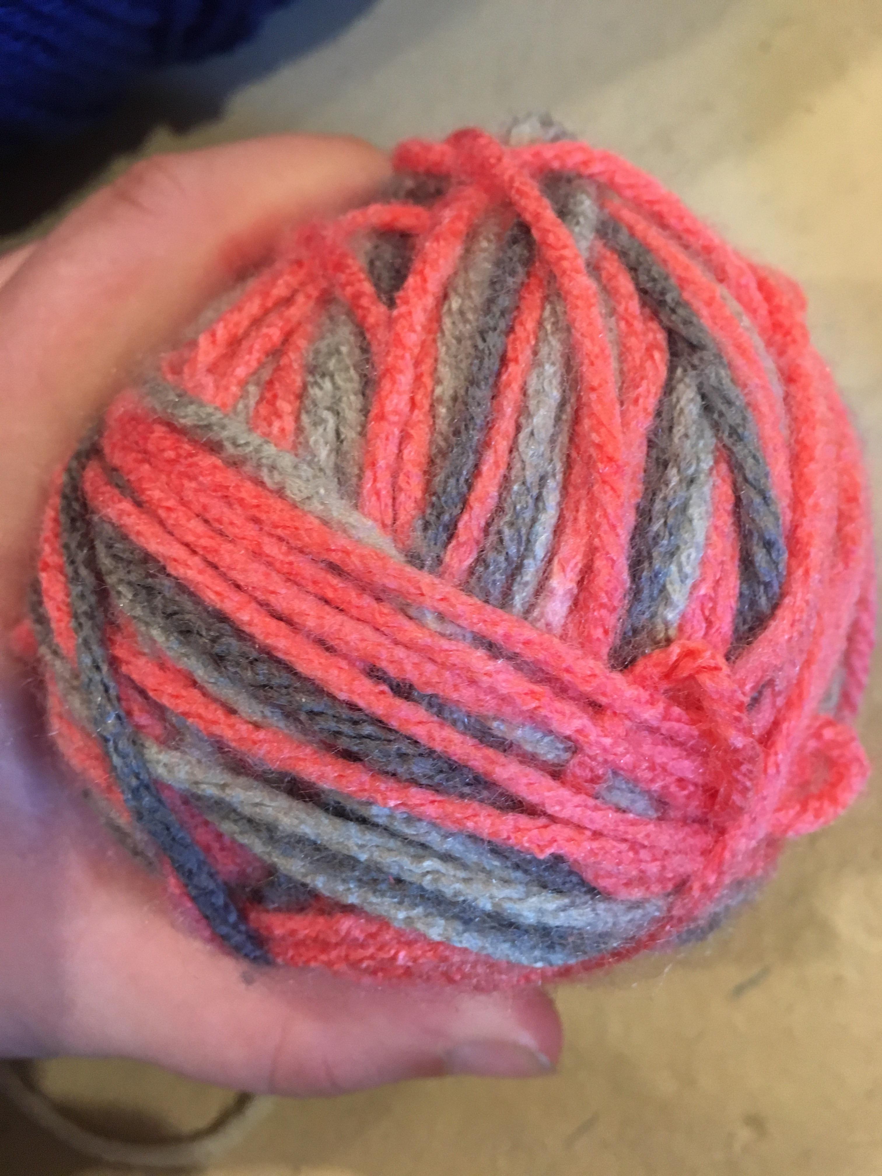 Help identifying this yarn. Assuming worsted weight acrylic r/knitting