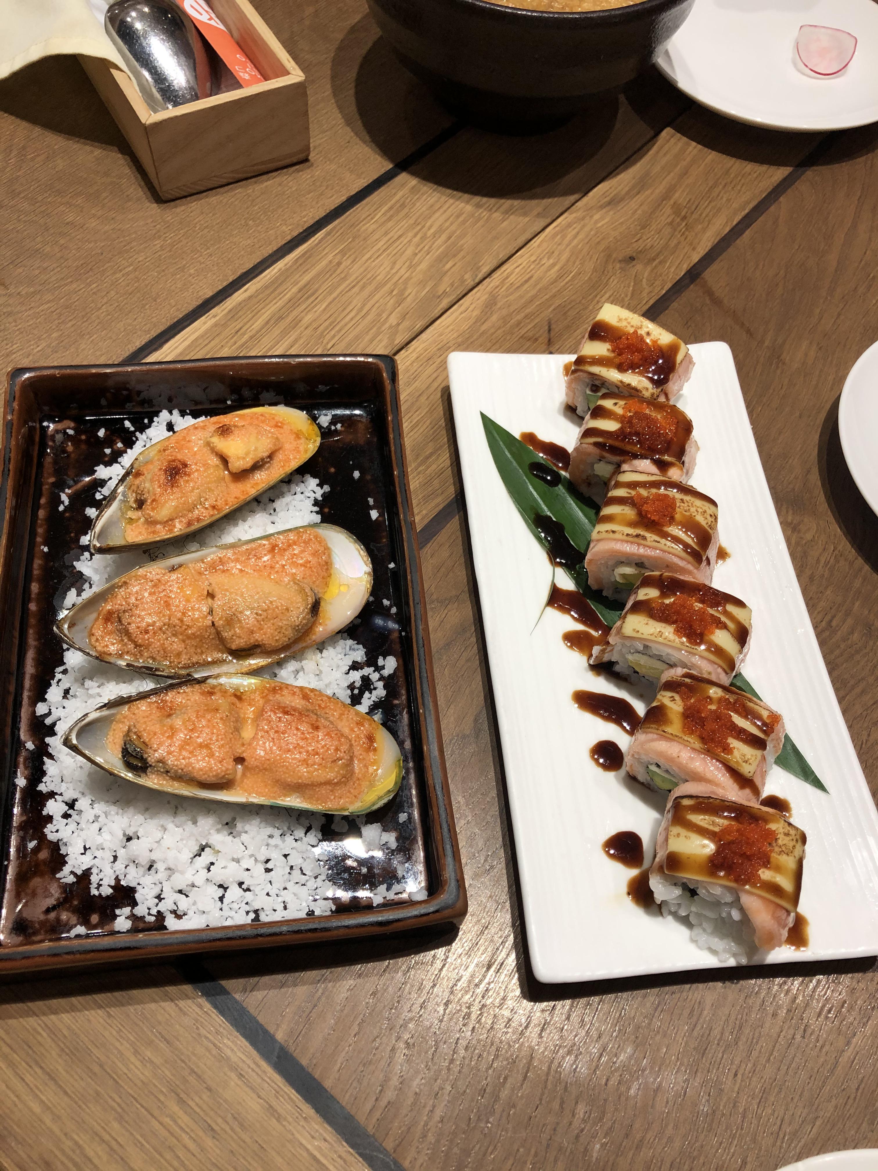[I ate] Asian green mussel with Mentaiko sauce & sushi with mediumrare