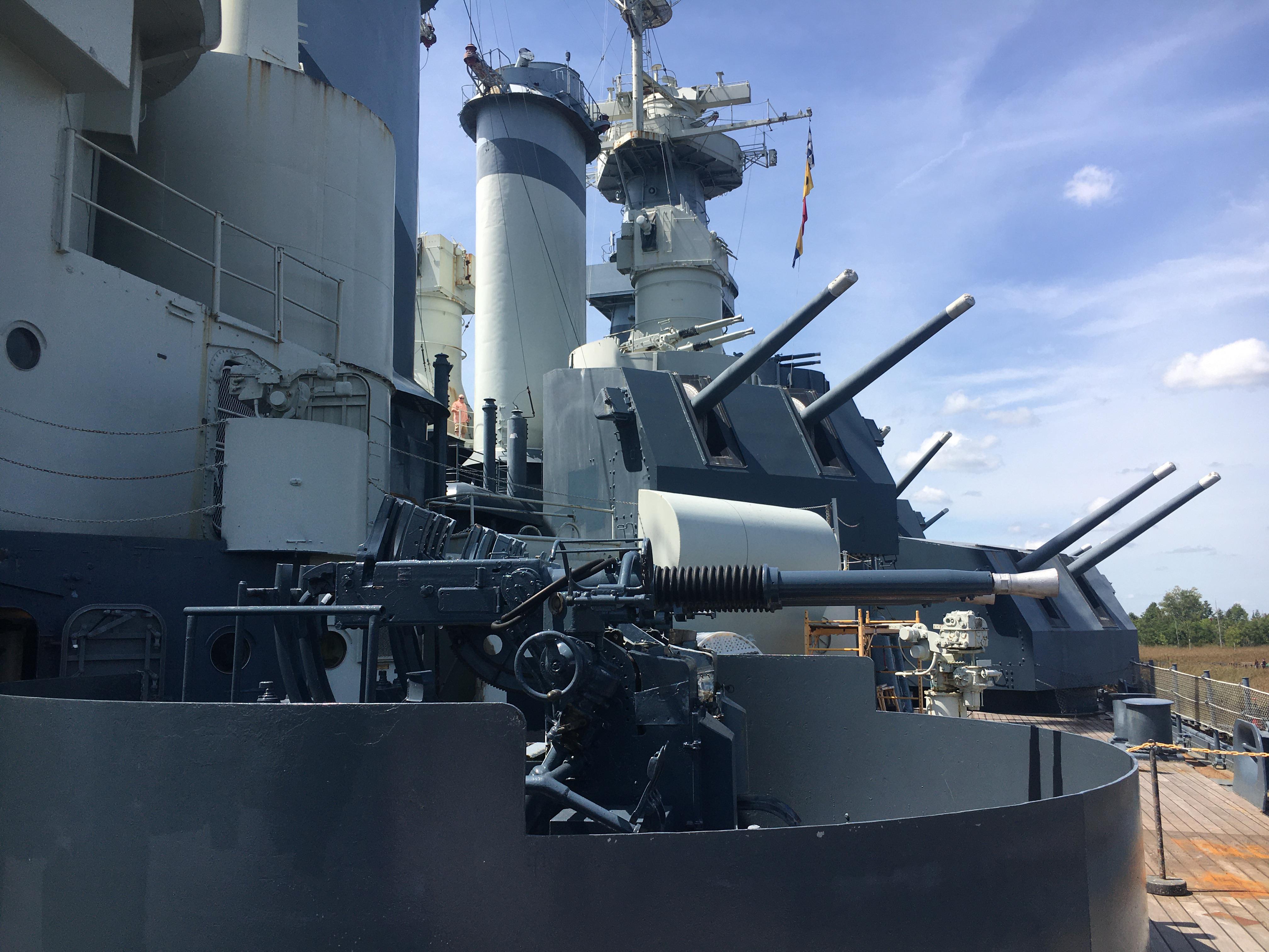 Guns of USS North Carolina, 40mm Bofors and 5”/30 turrets [OC] [3024 x